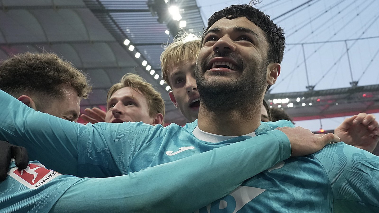 Bundesliga'da Türk düellosu: Ozan Kabak'ın golü Can Uzun'u üzdü