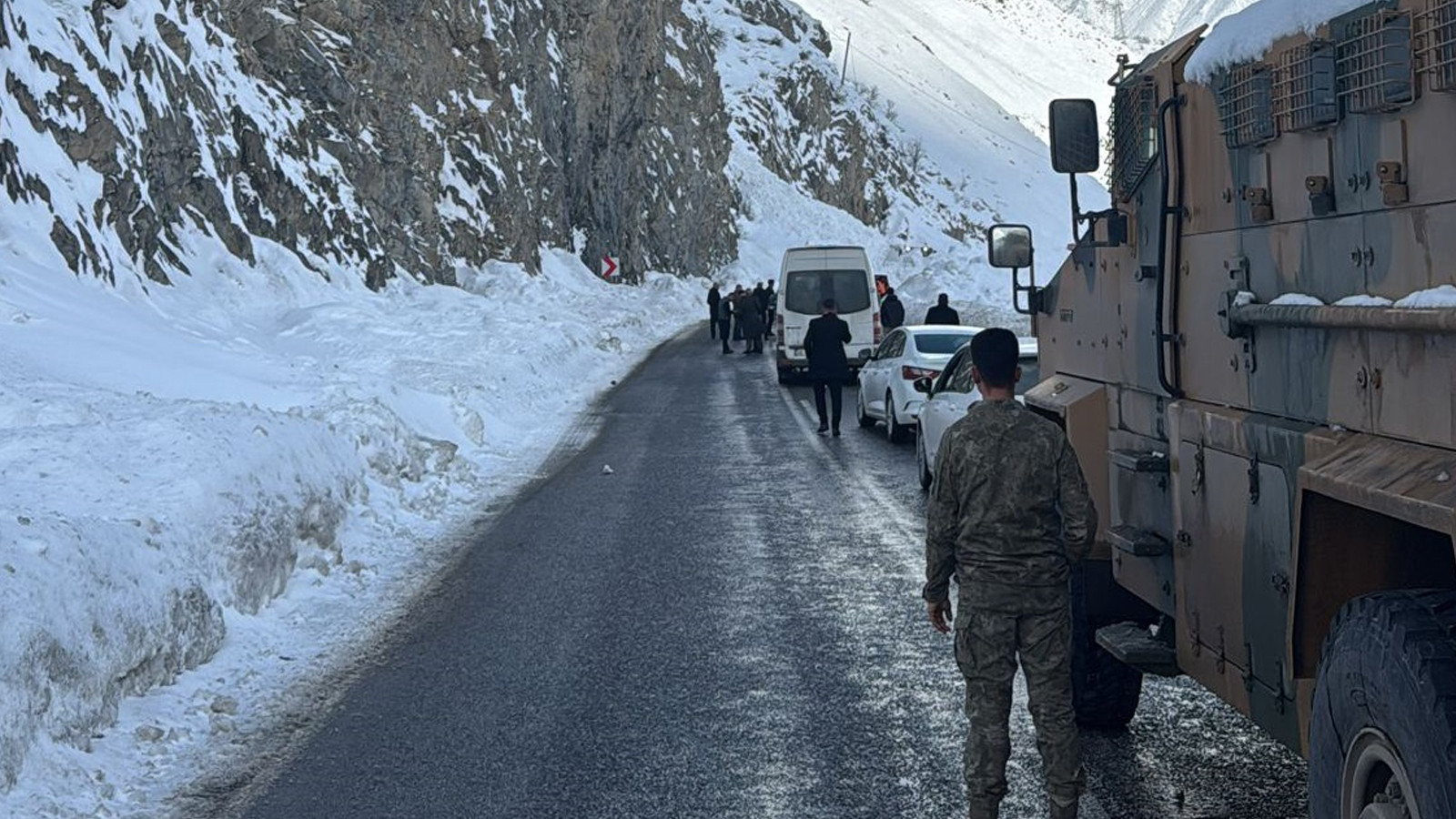 Hakkari’de Van ve Çukurca kara yollarında 3 ayrı noktaya çığ düştü