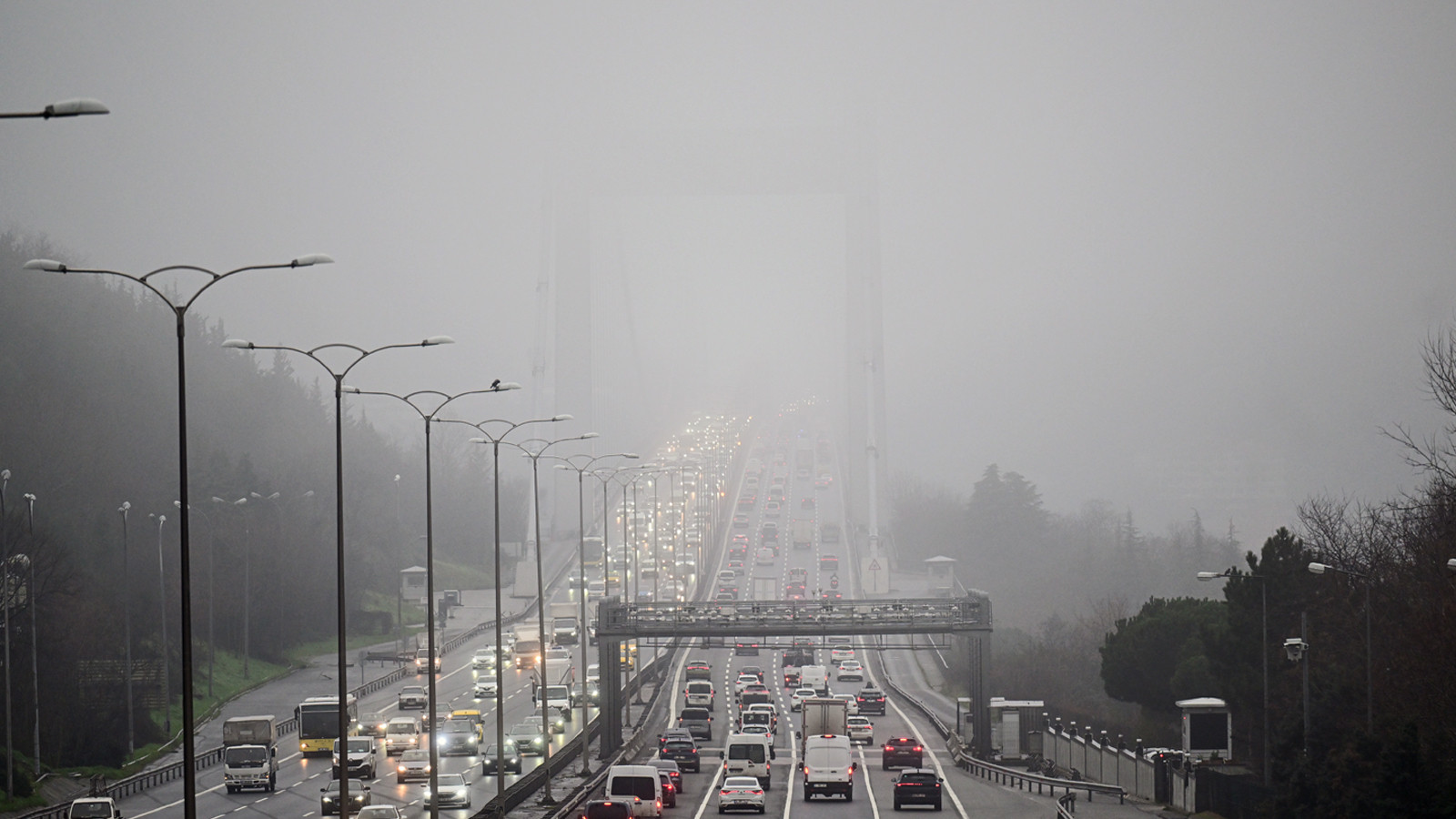 İstanbul'da boğaz ve köprüler yok oldu: Göz gözü görmüyor!