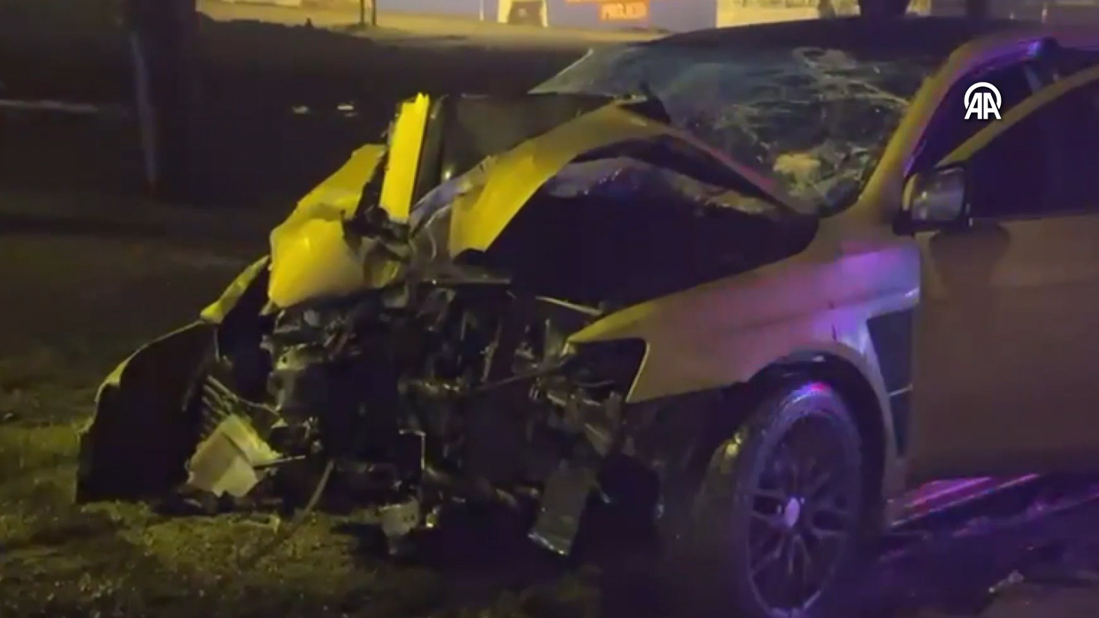 İstanbul'da otomobil elektirik direğine çarprı: Yaralılar var