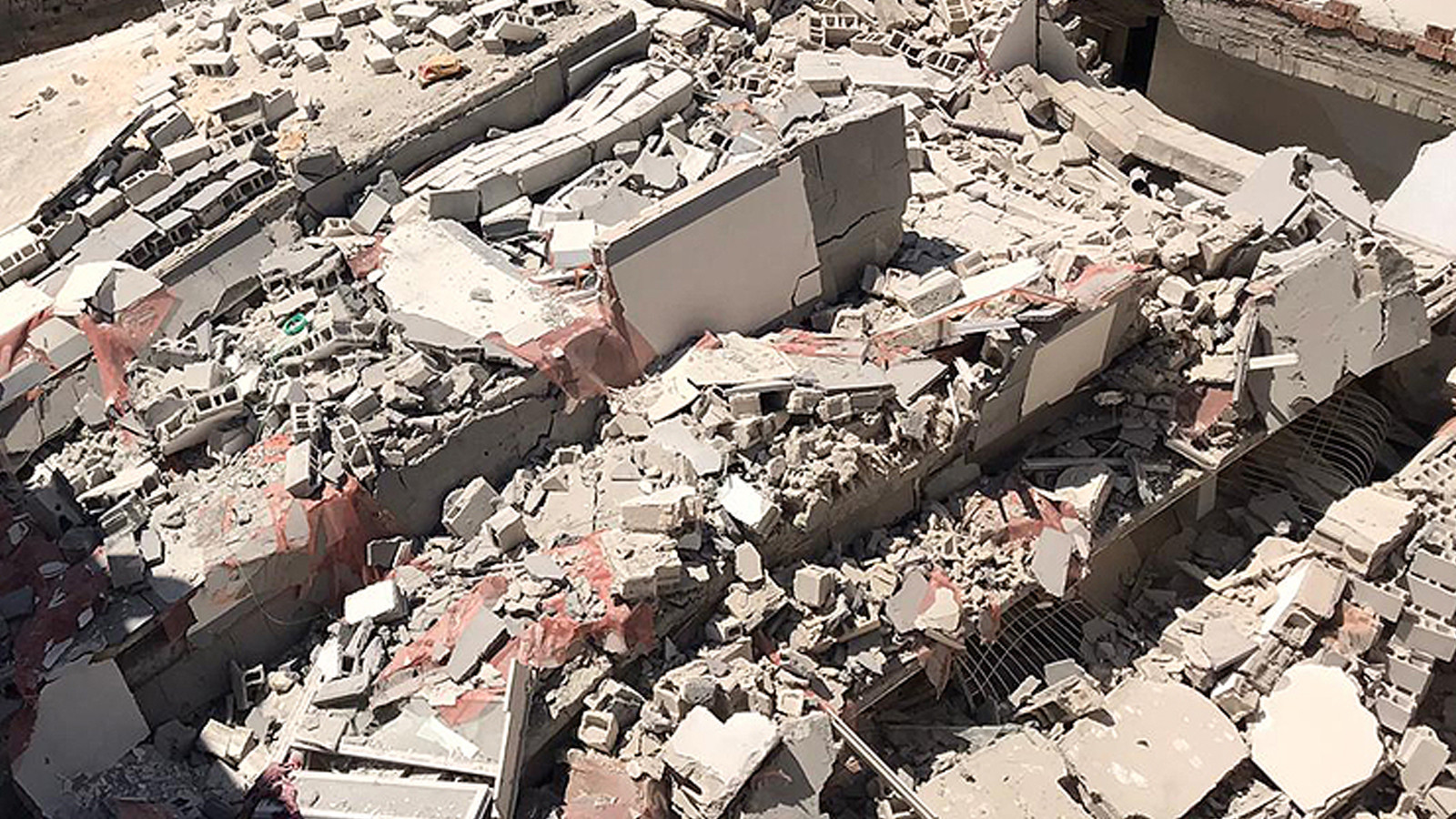 Lübnan'ın kuzeyinde 5 katlı bir bina çöktü