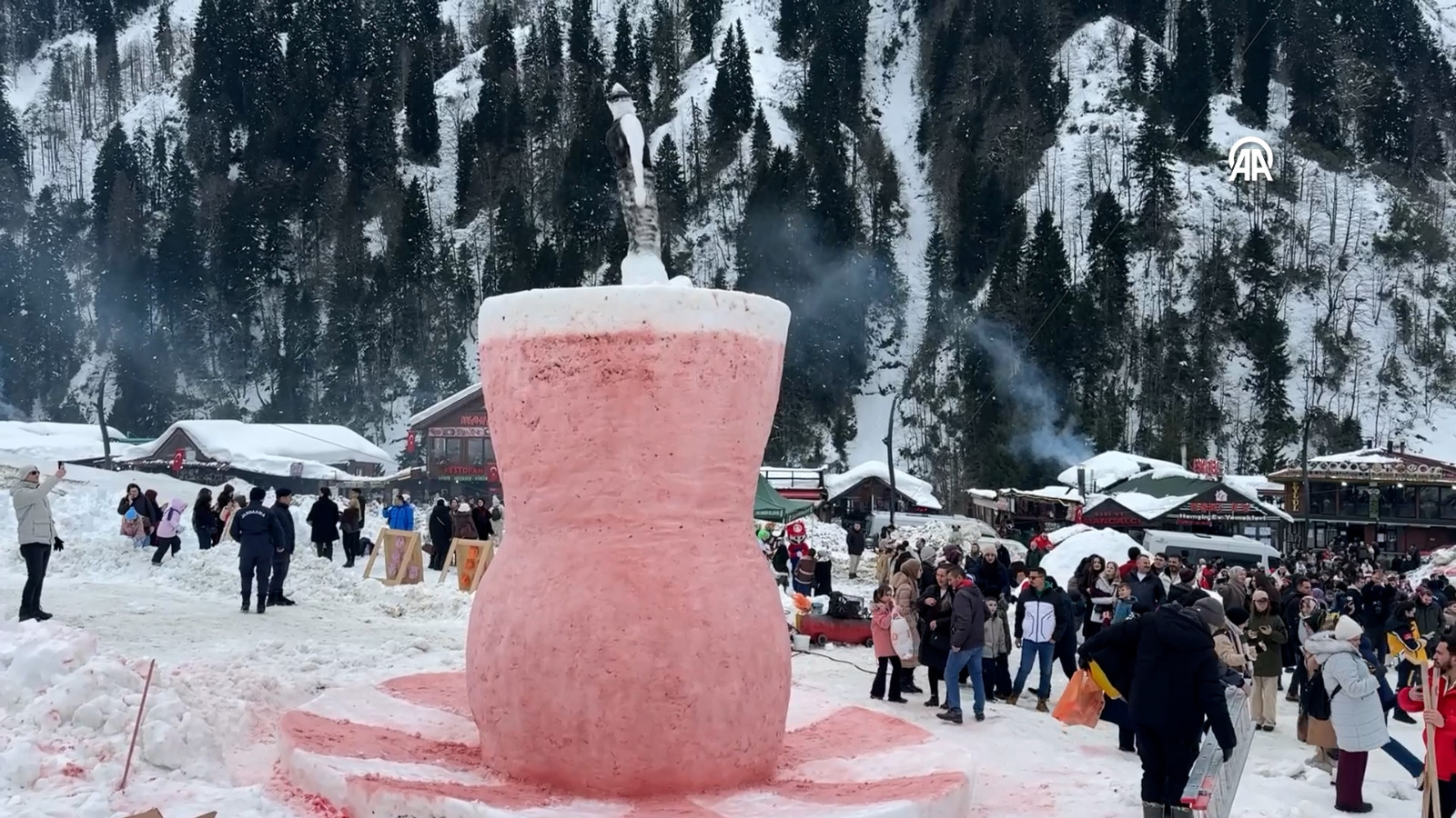 Rizeliler kardan devasa çay bardağı yaptılar