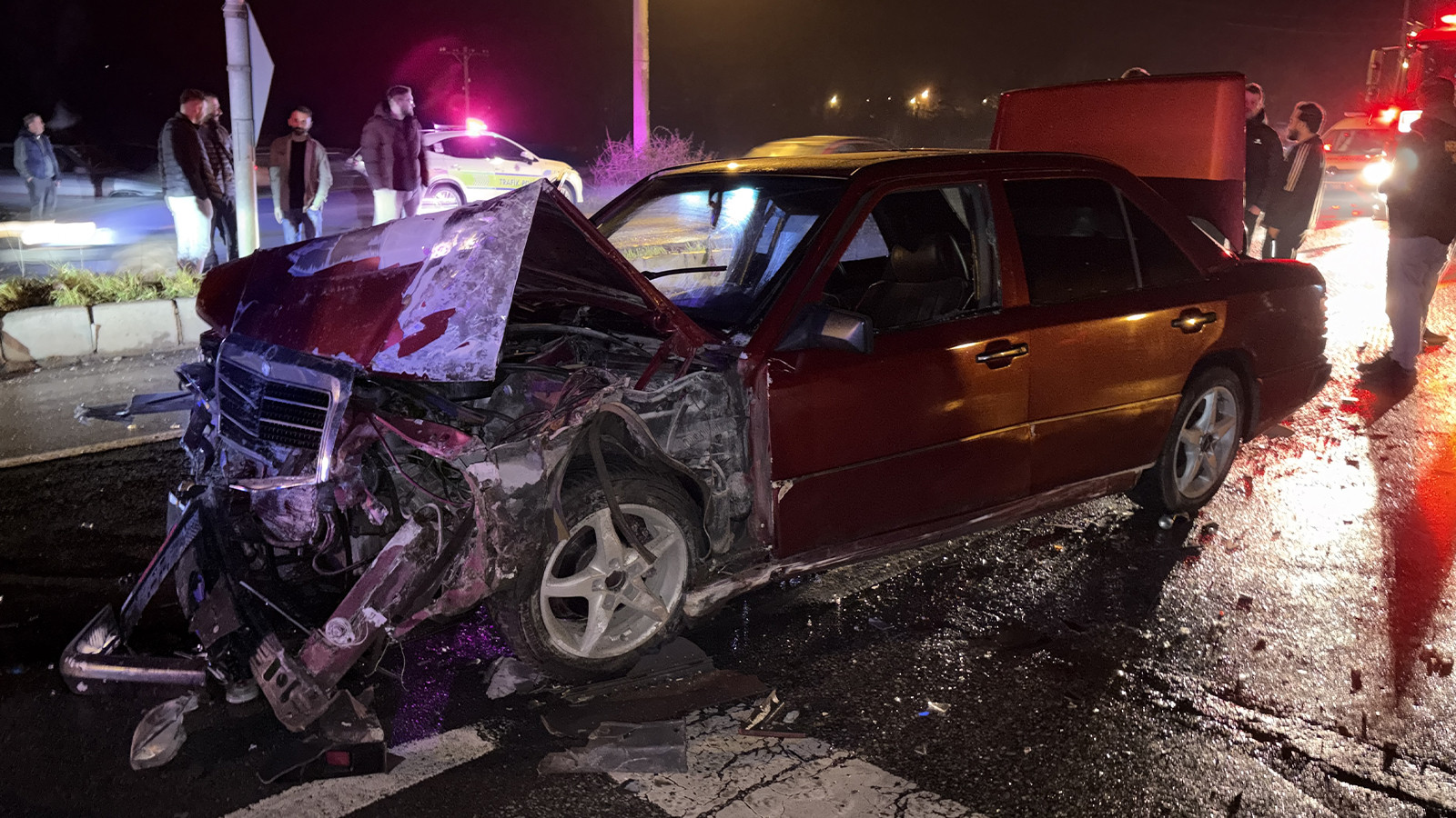 Sakarya'da otomobil minibüse çarptı: 2 kişi yaralandı