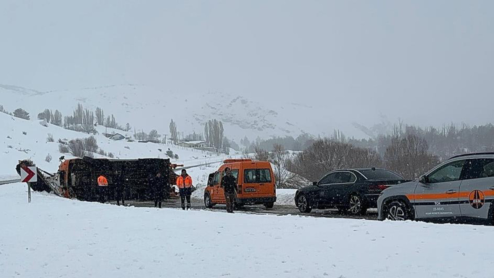Sivas’ta son yılların en çetin kışı; çatılar çöktü, iş makinaları devrildi