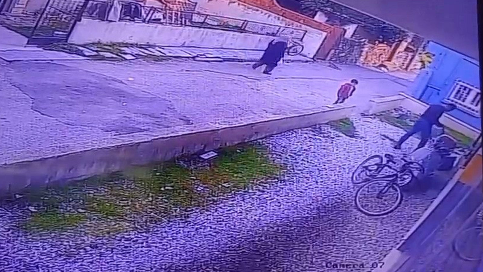 Sosyal medyada tepki çekti! Çocukların gözü önünde köpeği katletti