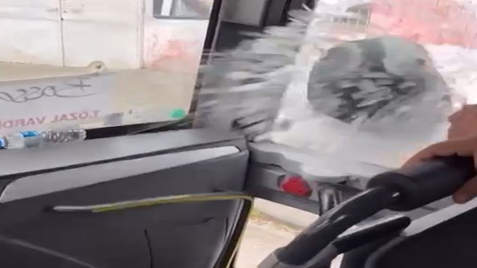 Trafikte dehşet dolu anlar: Tartıştığı servis aracının camını kaskıyla kırdı