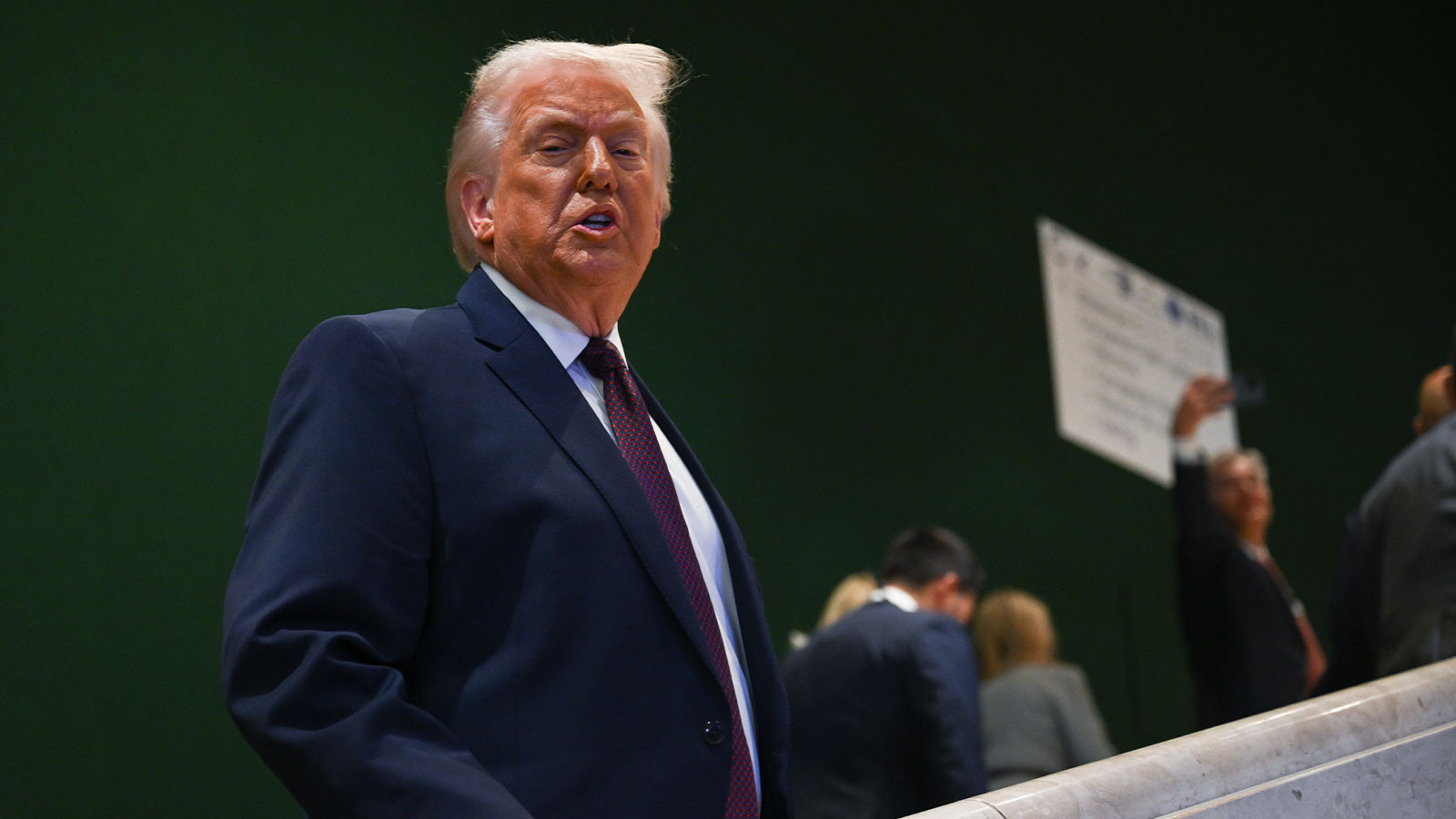 Trump'tan Kanada'ya tehdit:  Yüzde 100 gümrük vergisi uygulanacak