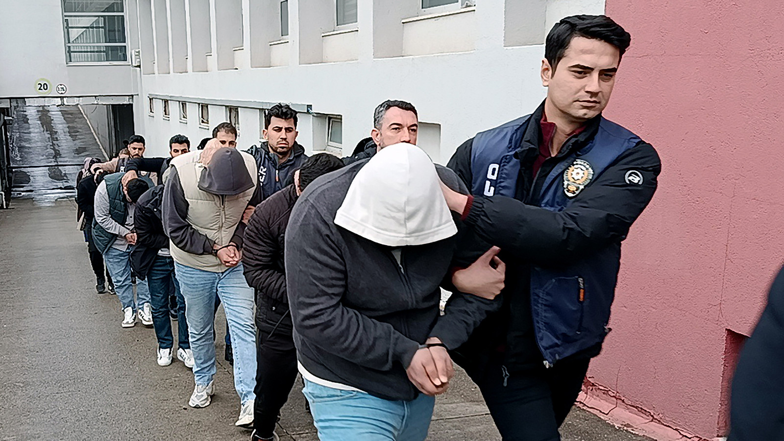 Yasa dışı bahis çetesi, ayda 50 milyon lirayı yurt dışına kaçırmış