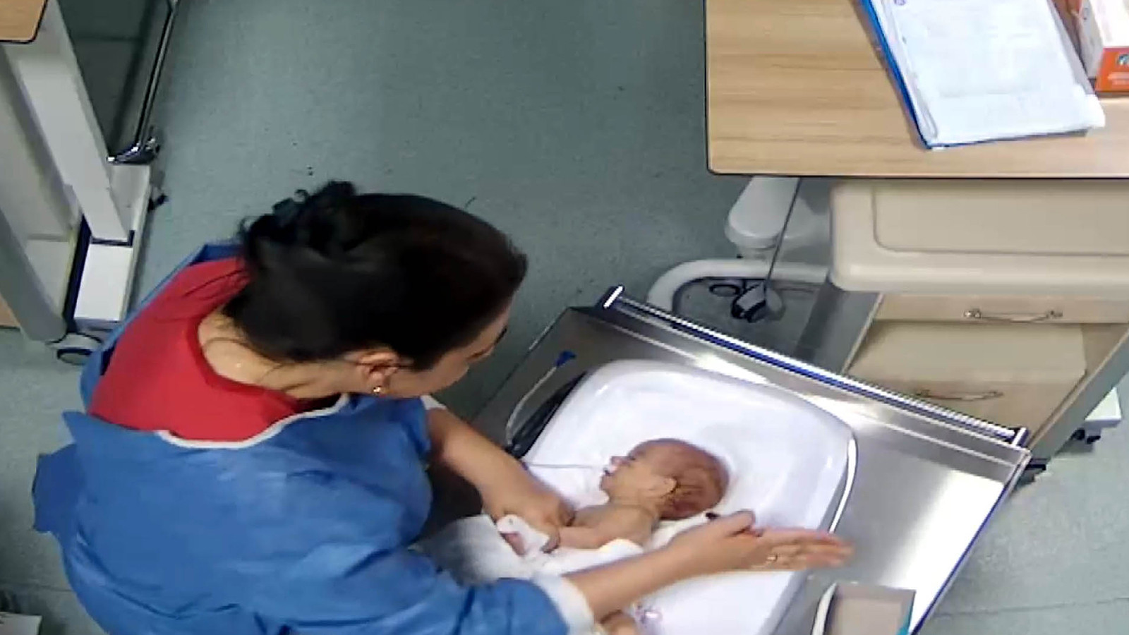 5 günlük bebeğe şiddet: Hemşire tutuklandı