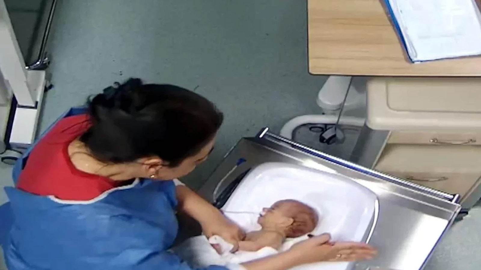 5 günlük bebeğe şiddet uygulayan cani hemşire, teslim oldu