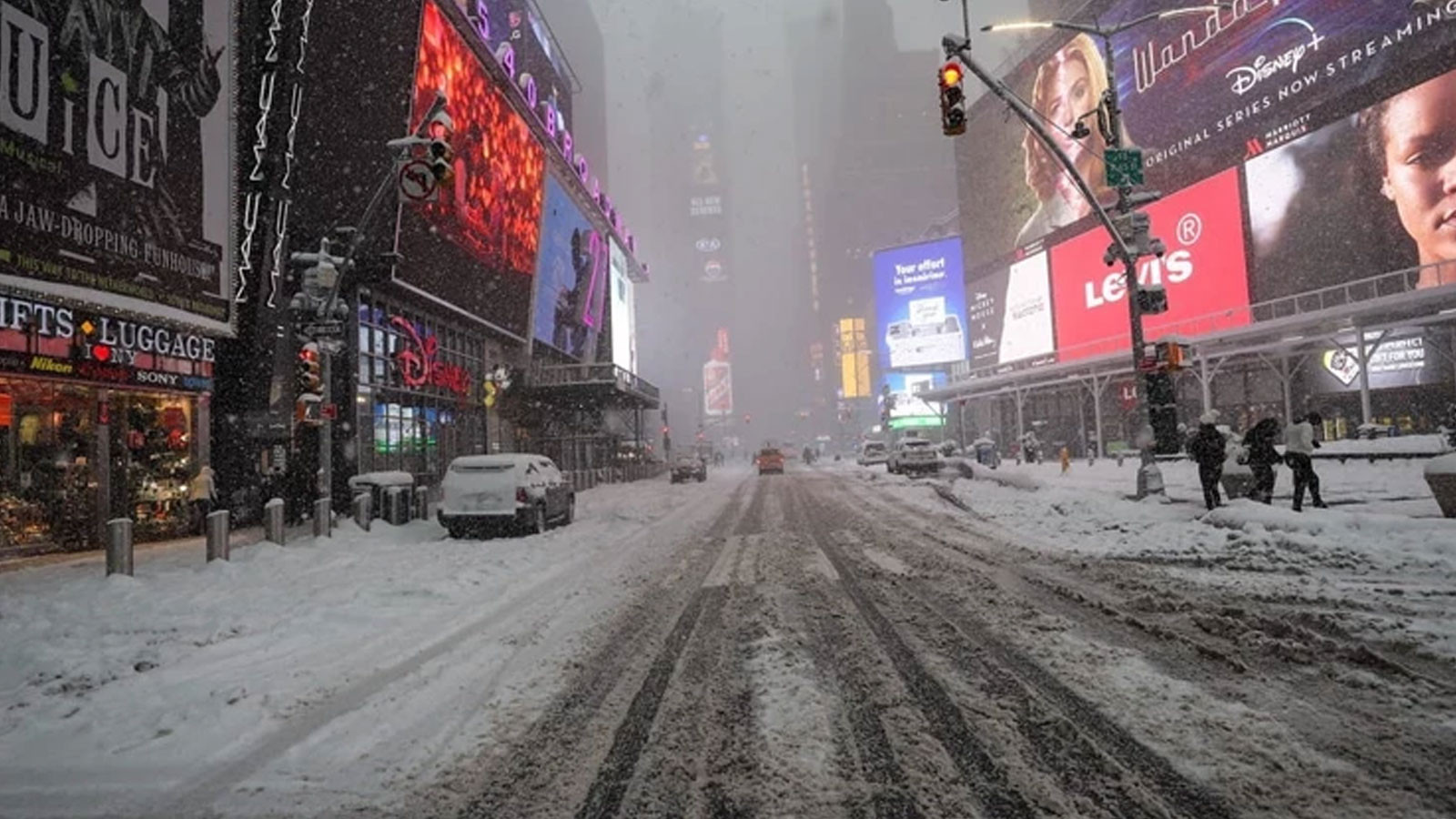 ABD'de kar fırtınası hava ulaşımını felç etti: 10 bine yakın uçuş iptal edildi