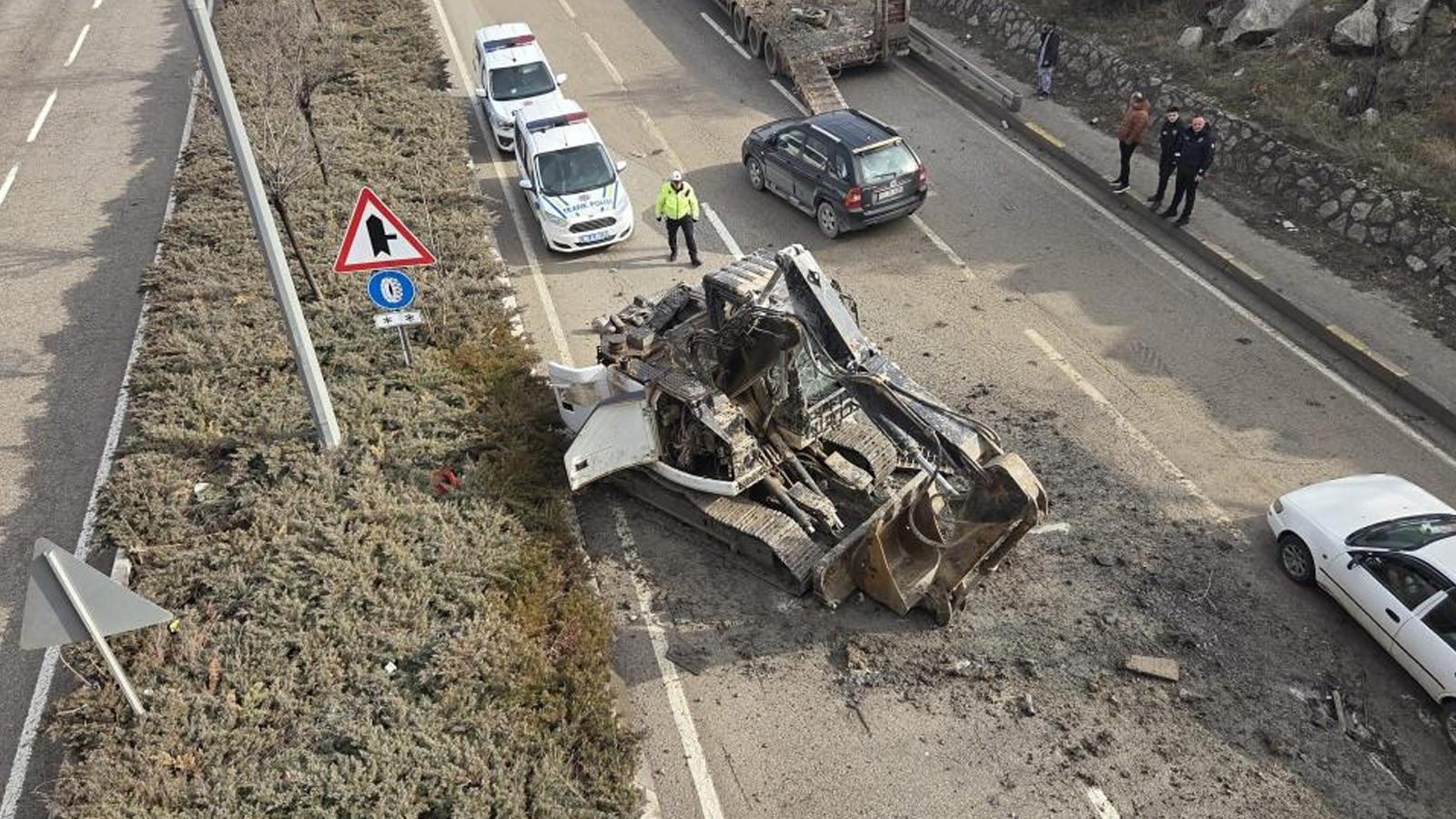 Ankara'da tırın üzerindeki kepçe yola düştü: Faciadan kıl payı dönüldü