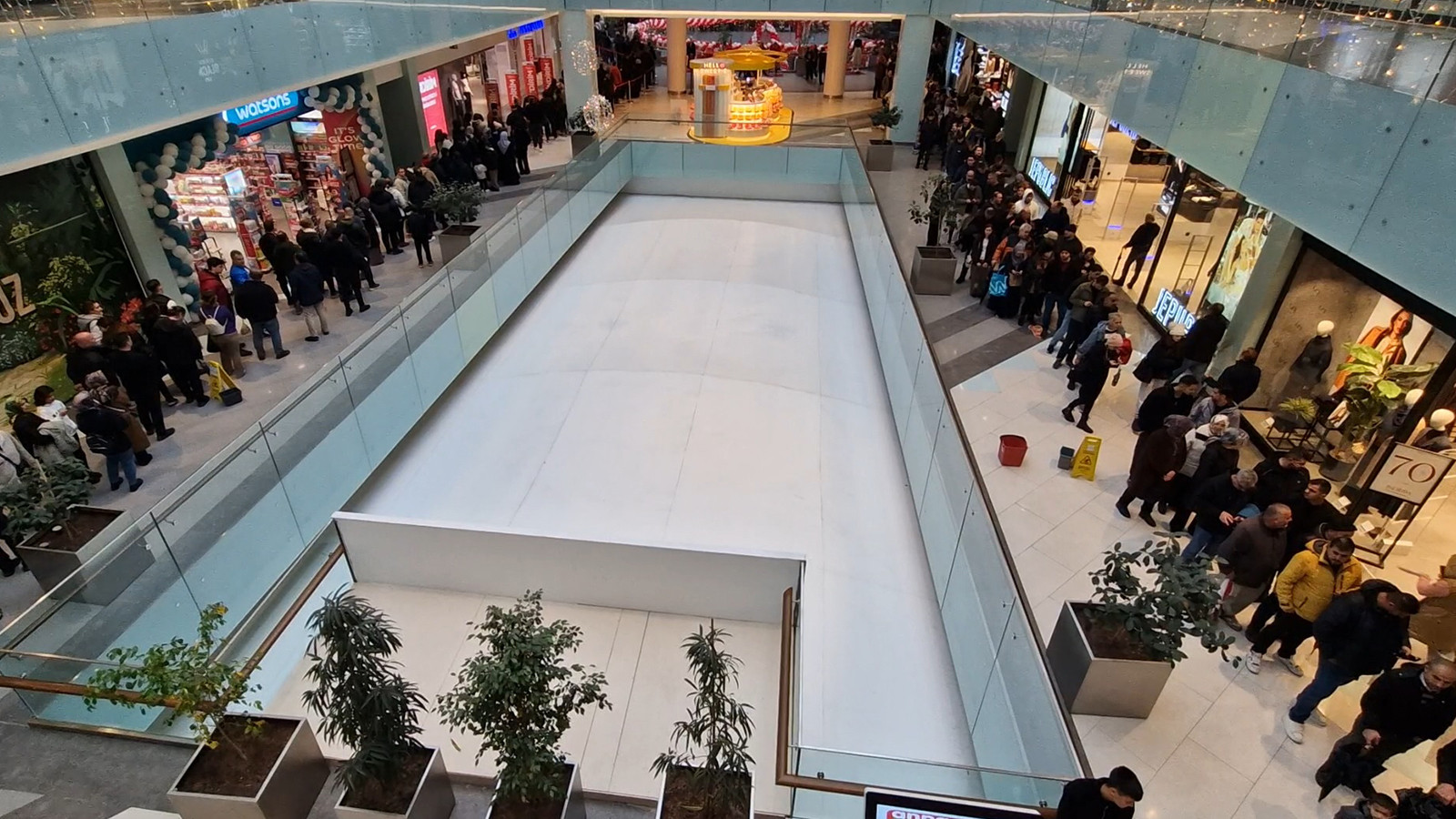 Antalya'da mağaza açılışında izdiham