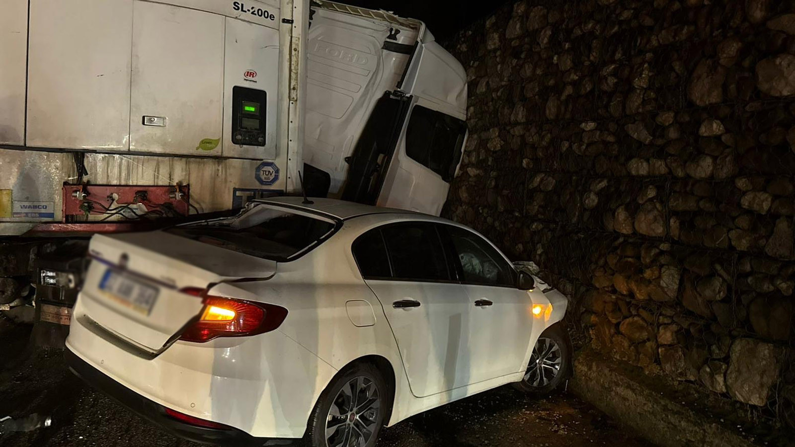 Burdur'da 3 aracın karıştığı feci kaza: Ölü ve yar…