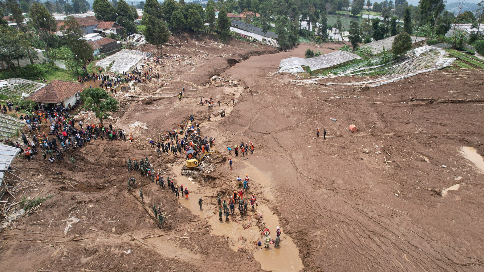 Endonezya'da heyelan felaketi: Ölü sayısı 11'e yükseldi