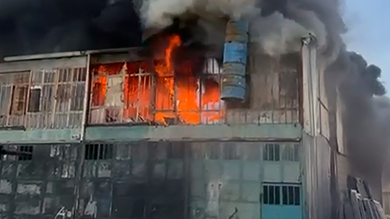 Hatay'da korkutan yangın: Patlama sesleri duyuldu