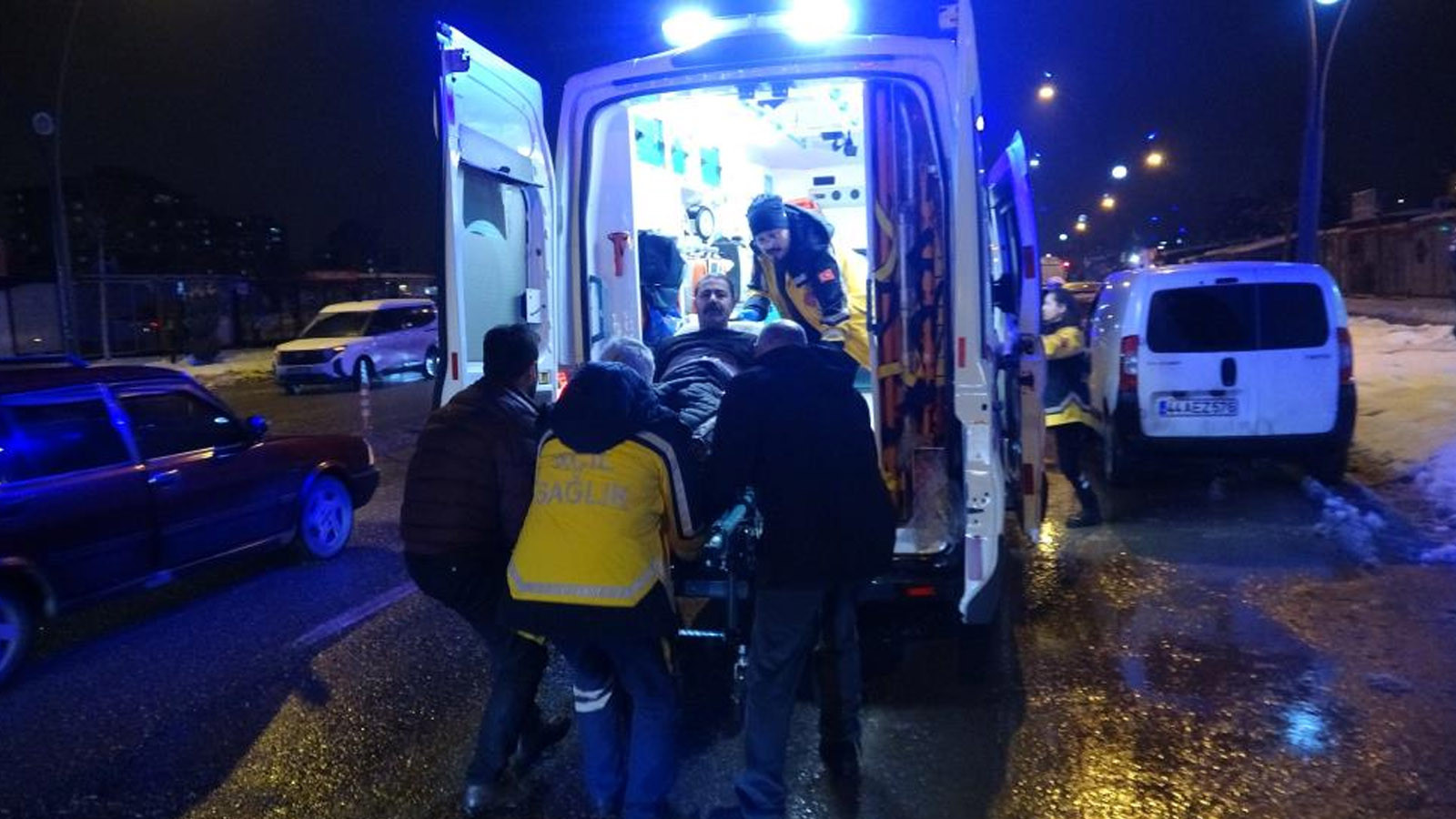 Husumetli ailelerin kavgasında kan aktı: 2'si ağır 3 yaralı