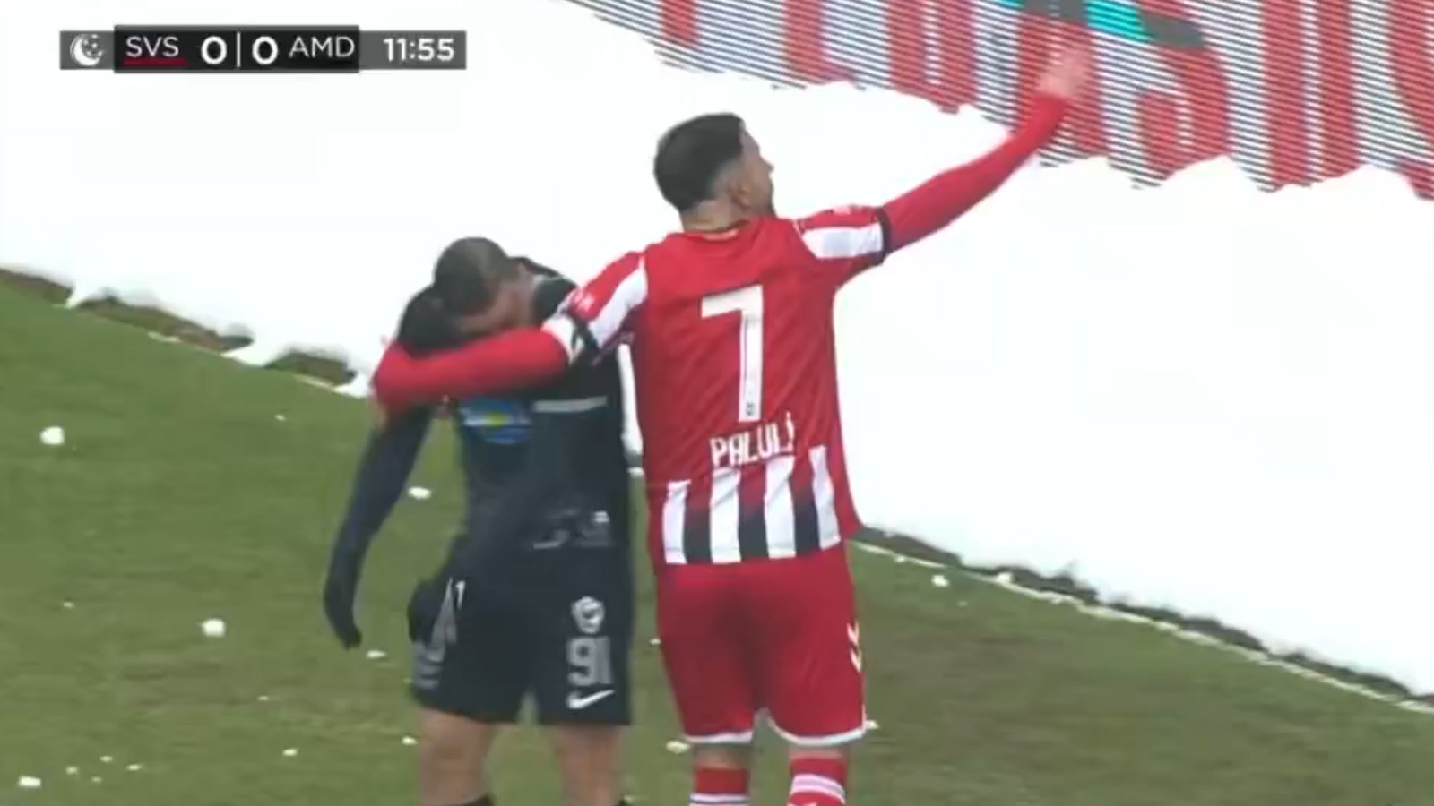 Sivasspor- Amedspor maçında sahaya kar topu yağdı