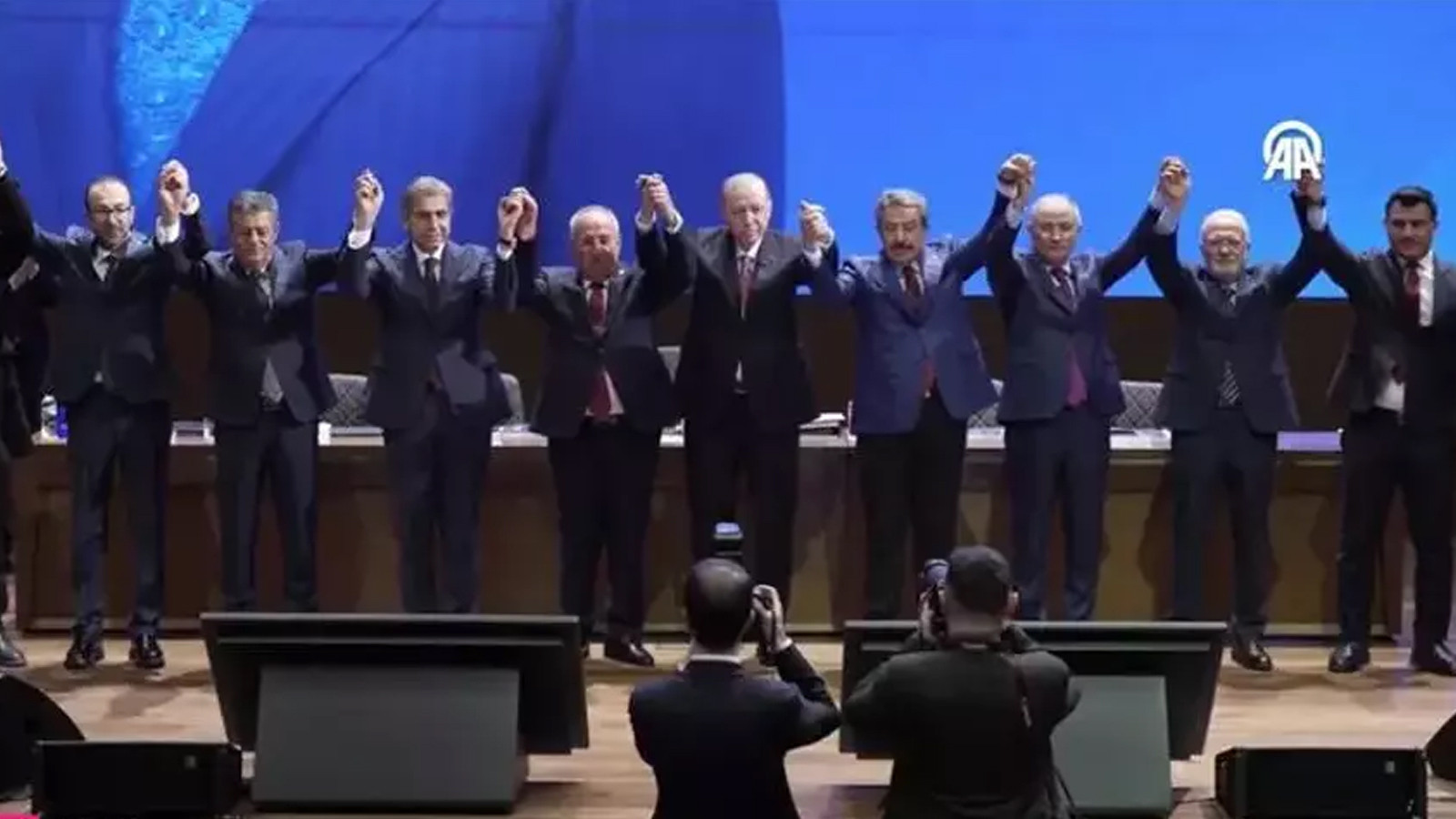 Cumhurbaşkanı Erdoğan, AK Parti’ye katılan 4 belediye başkanına rozet taktı