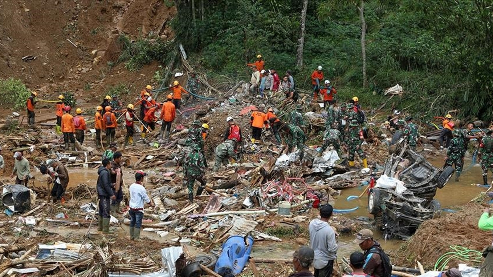 Endonezya'daki toprak kayması felaketinde can kaybı 25'e yükseldi