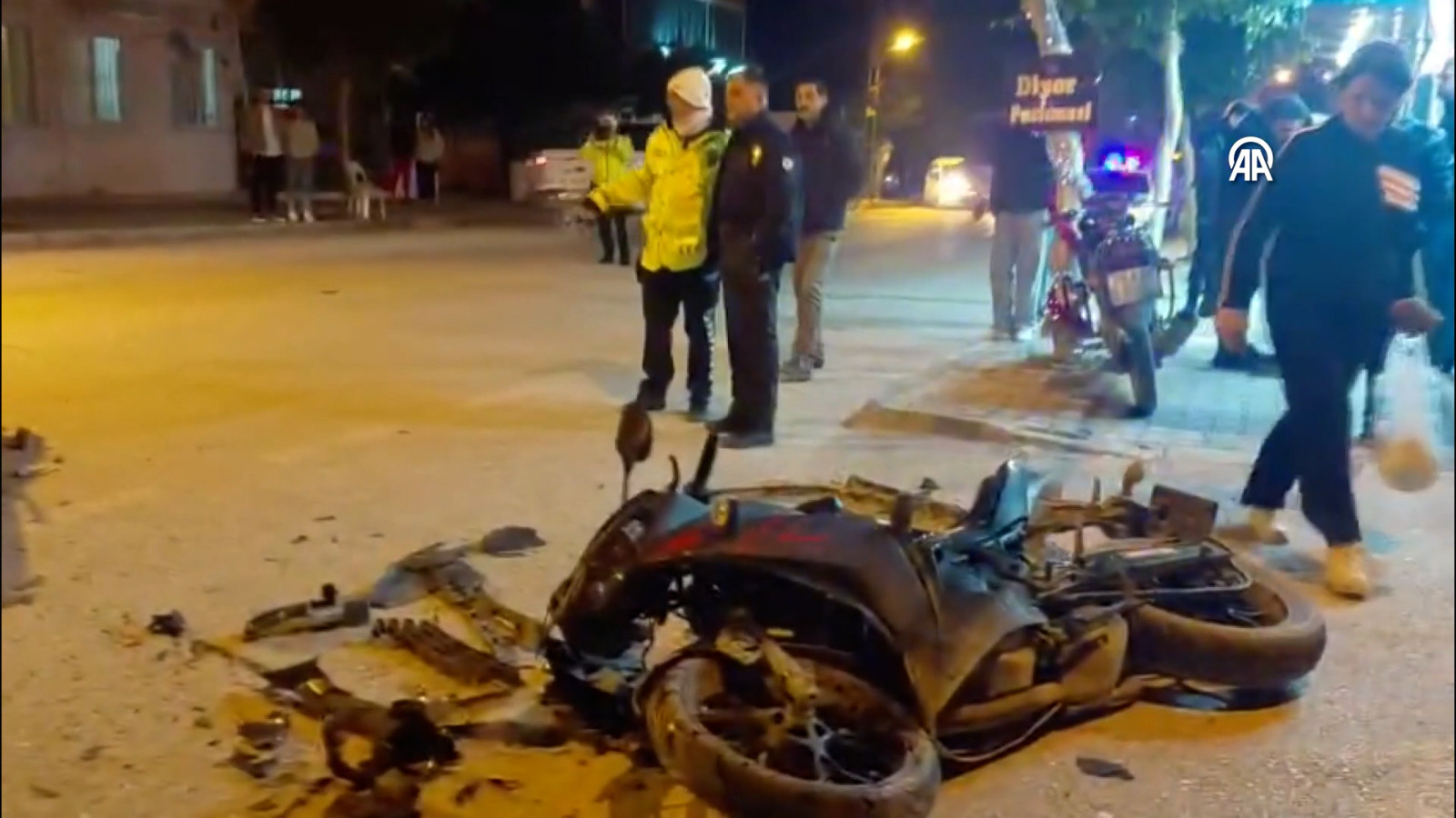 Hatay'da motosiklet otomobille çarpıştı: İki yaralı