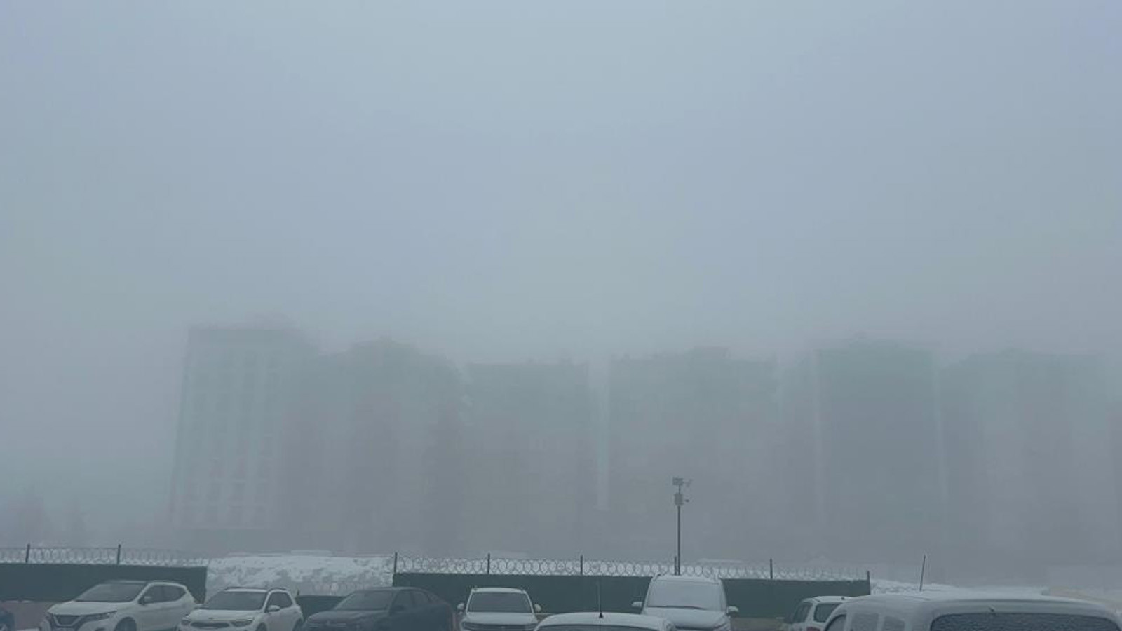 Koskoca kent sis denizinde kayboldu, uçuşlar iptal edildi