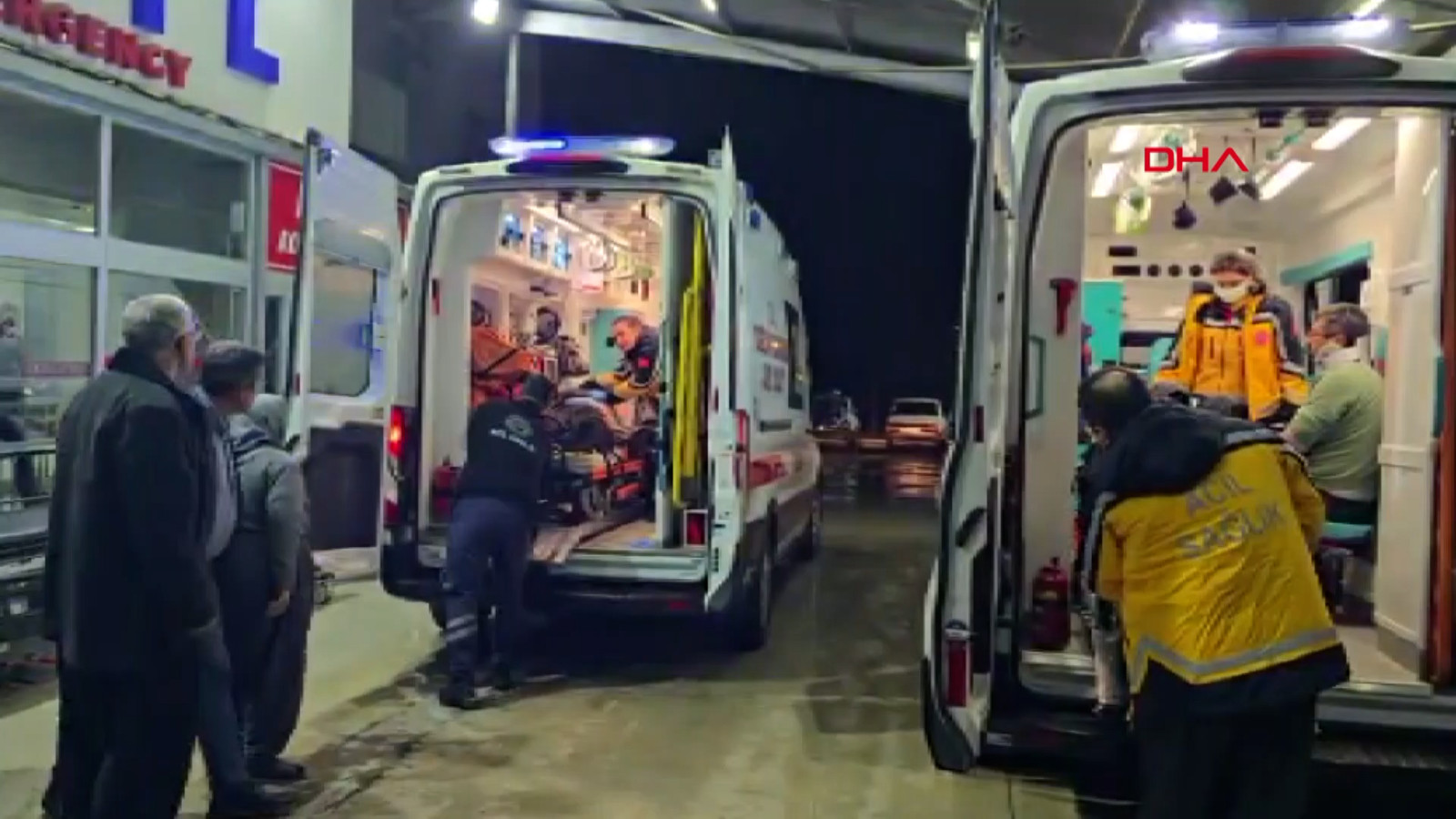 Adana'da işçi servisi minibüsü devrildi: 13 yaralı