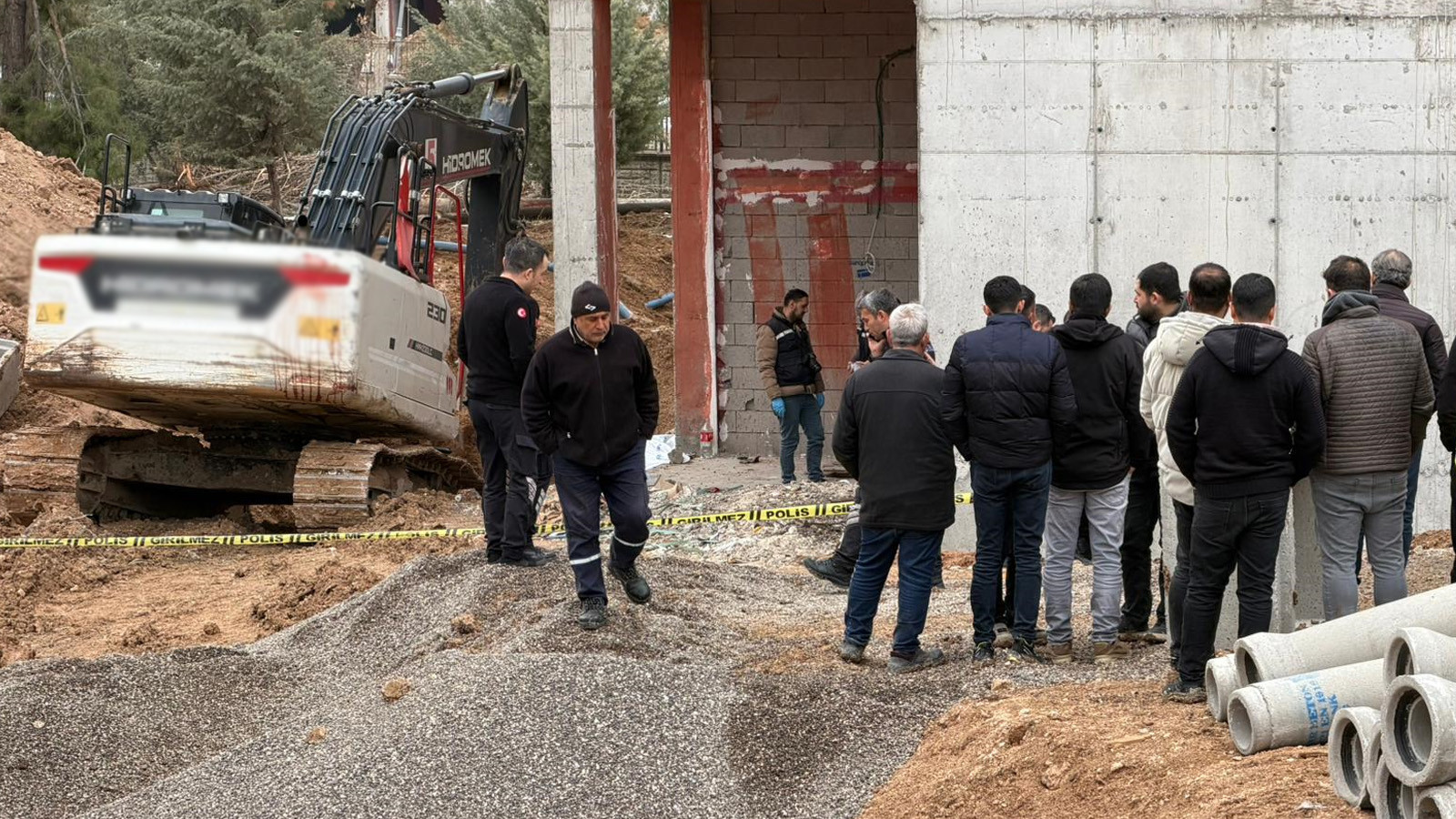 Adıyaman'da iş makinesiyle duvar arasında sıkışan işçi öldü