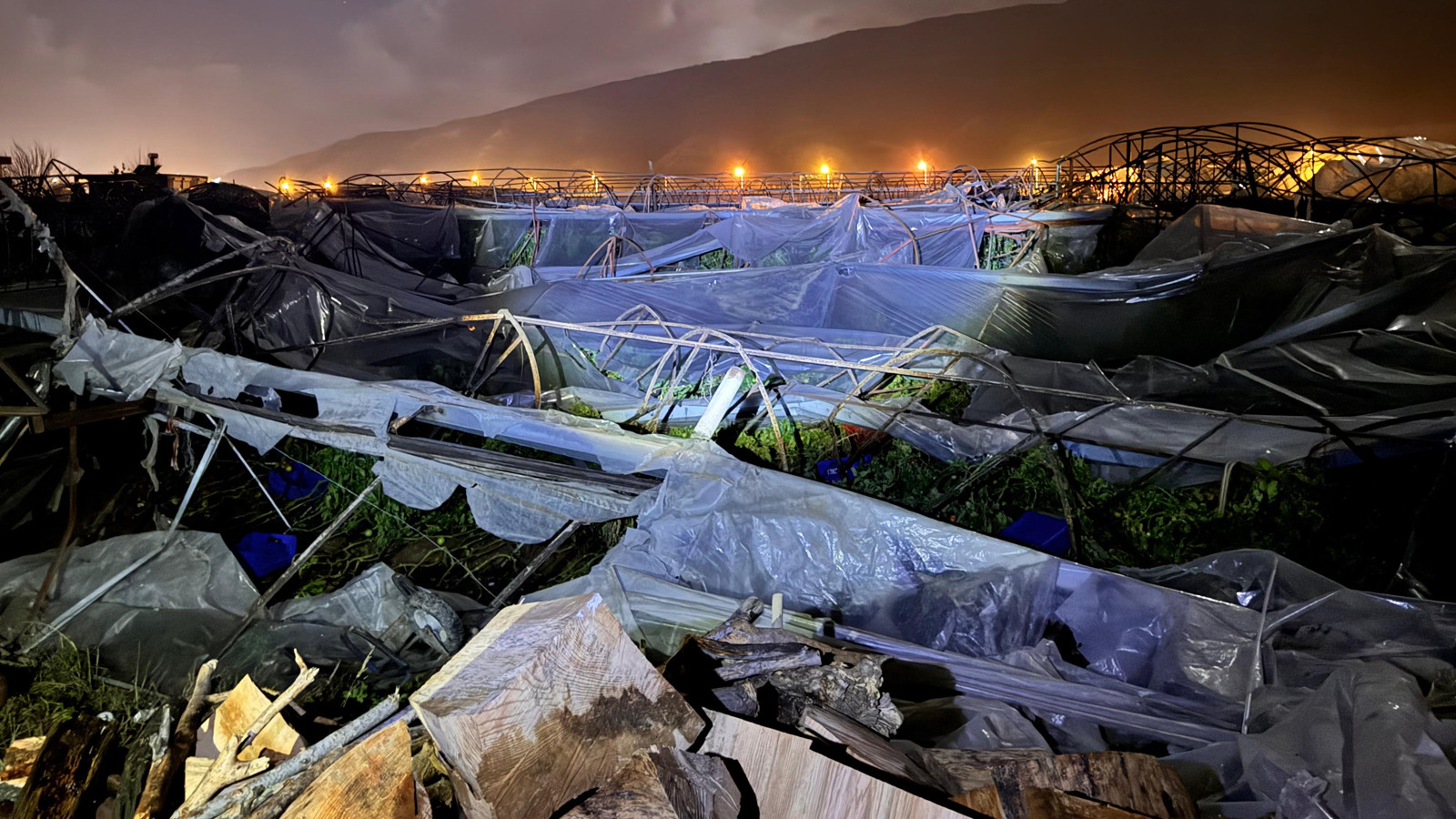 Antalya'da hortum seraları yıktı geçti
