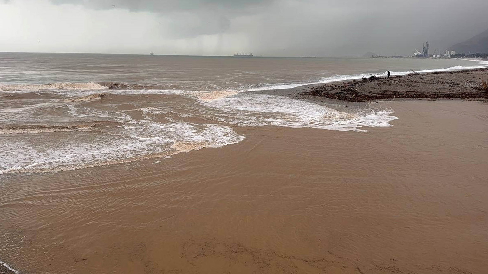 Antalya'da korkutan görüntü: Rengi kahverengiye döndü
