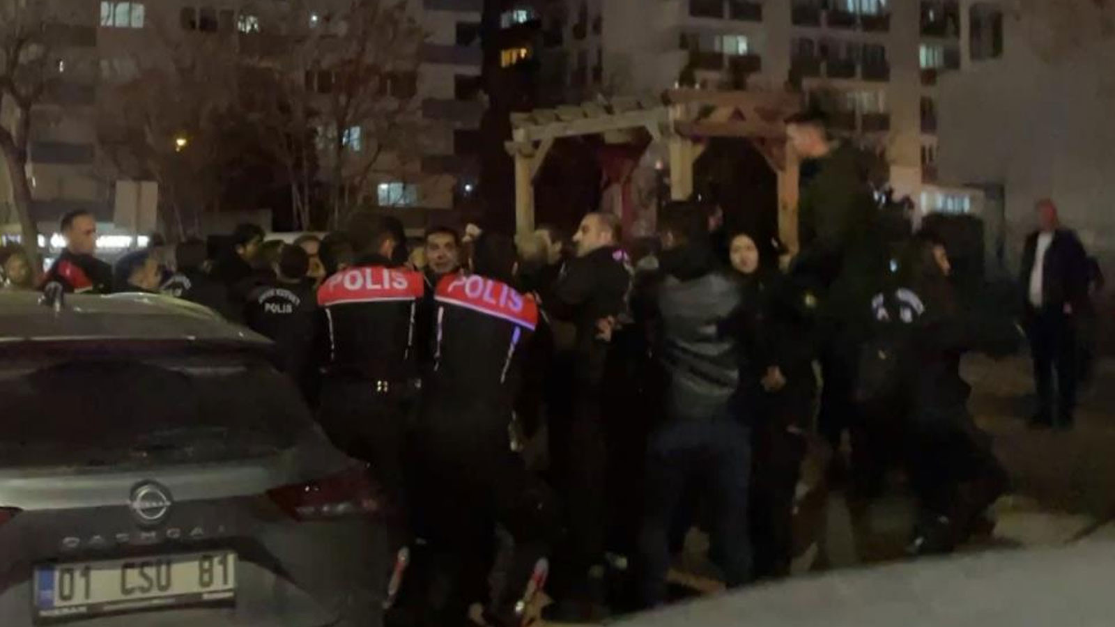 Cinayet davası sonrası adliye önü karıştı: Ortalık savaş alanına döndü