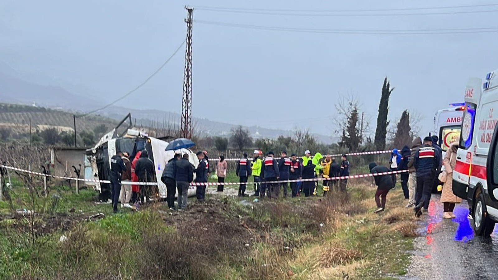 Memurları taşıyan servis üzüm bağına uçtu: 25 yaralı