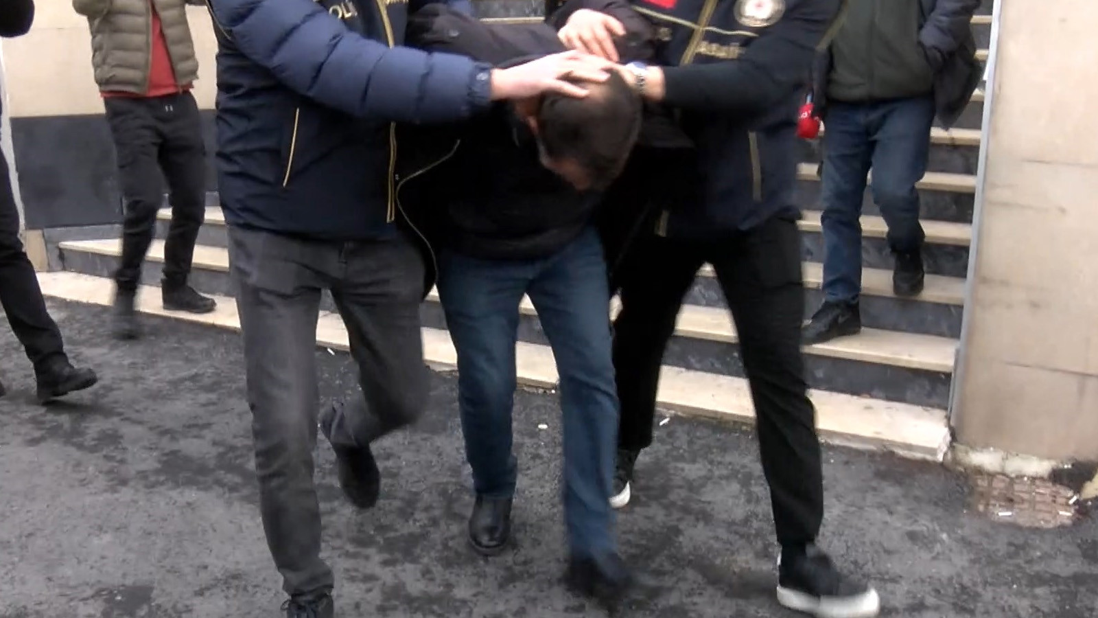 Durdona'nın katil zanlıları adliyeye sevk edildi! Cesedi taksiye böyle bindirmişler