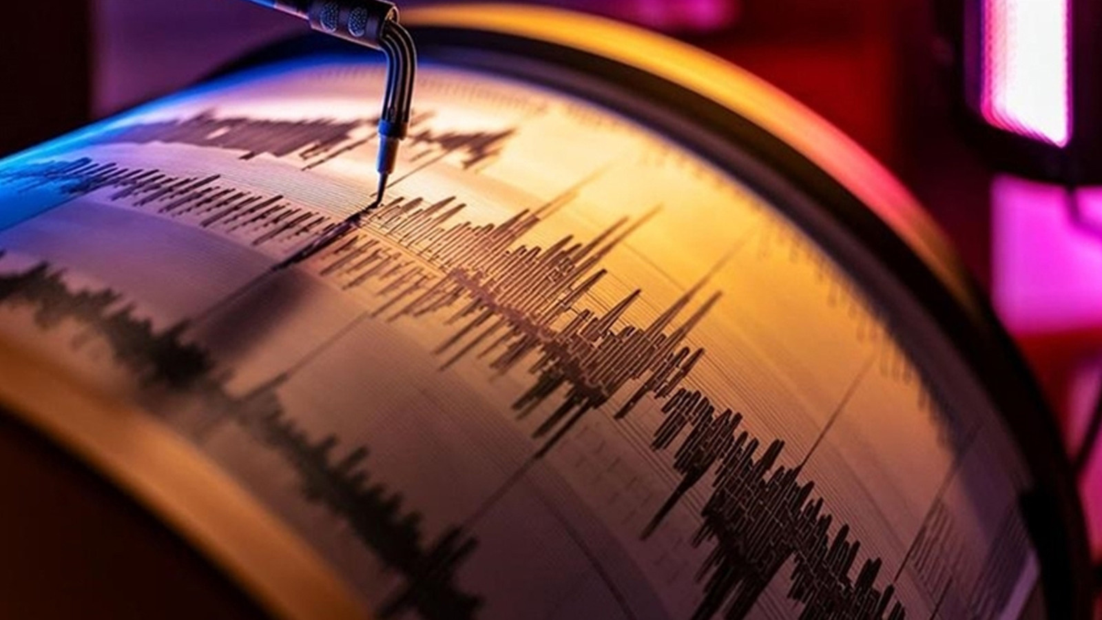 Endonezya'da 5,7 büyüklüğünde deprem