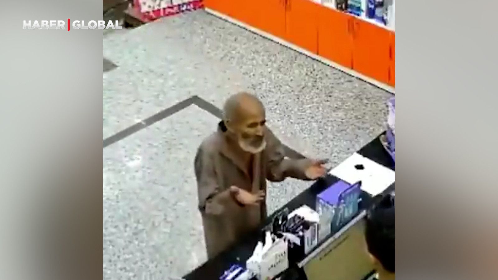 İstediği ilacın eczanede olmadığını öğrenen yaşlı adam takla atarak dışarı çıktı