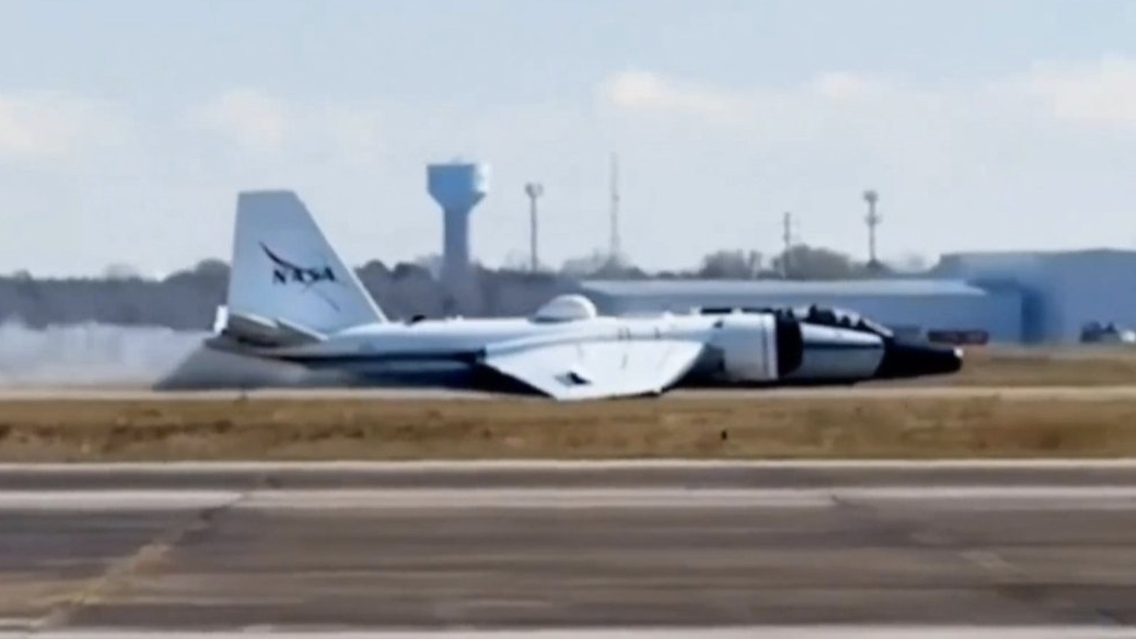 NASA'ya ait araştırma uçağı arıza nedeniyle gövde üzerine iniş yaptı