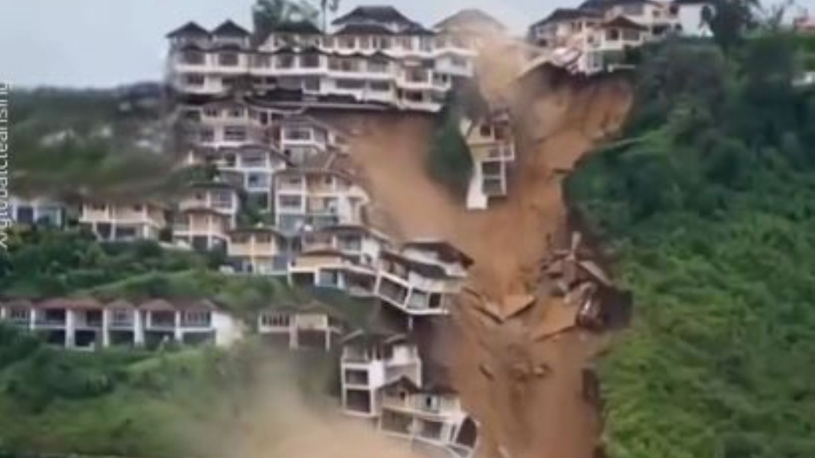 Sicilya'da felaket: Görülmemiş heyelanda onlarca ev yarığa düştü ve toprak kaymaya devam ediyor