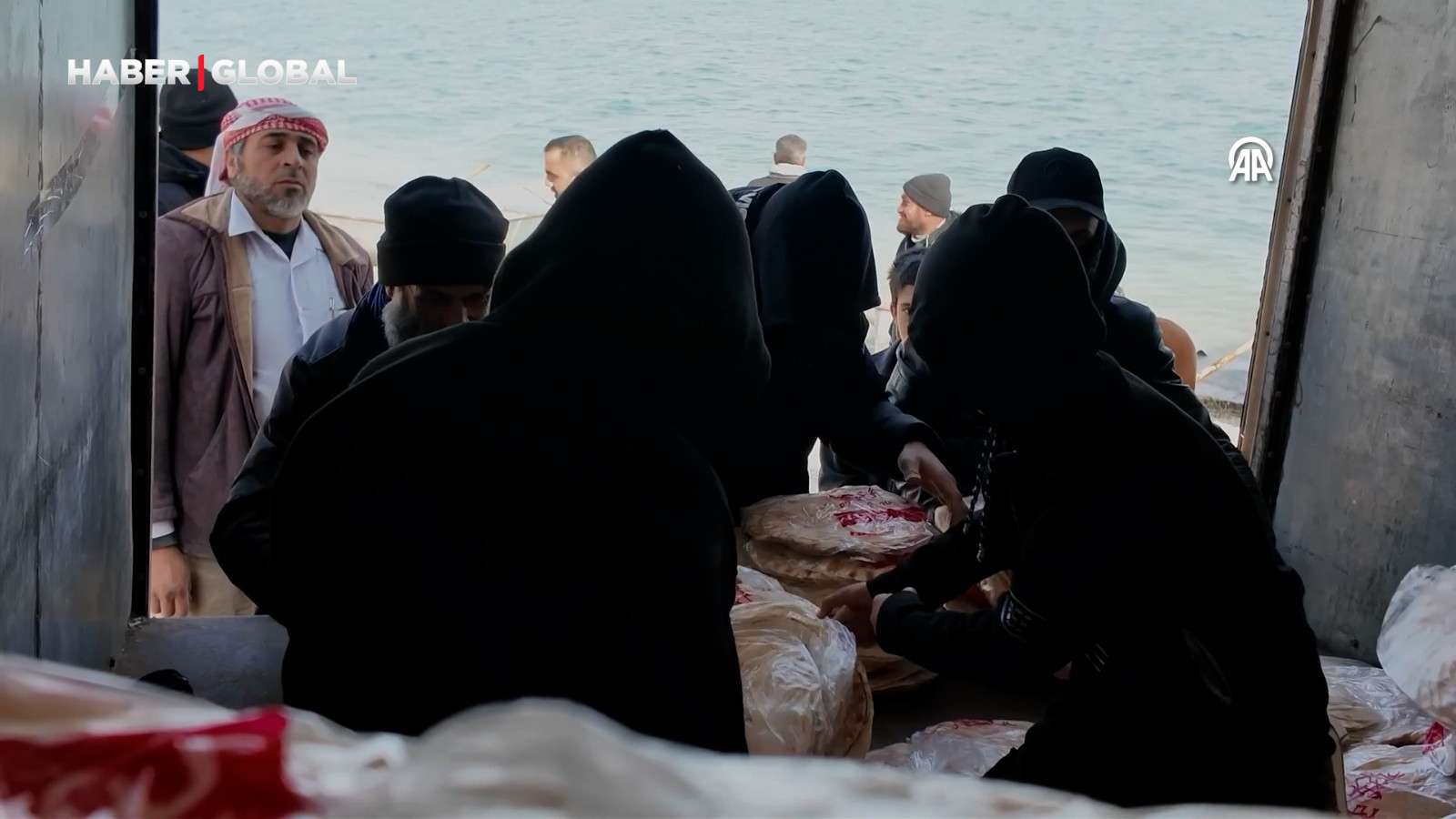 Suriye'de YPG'nin işgali nedeniyle kara ulaşımı kesilen Aynularab'daki 9 köye teknelerle yardım ulaştırıldı