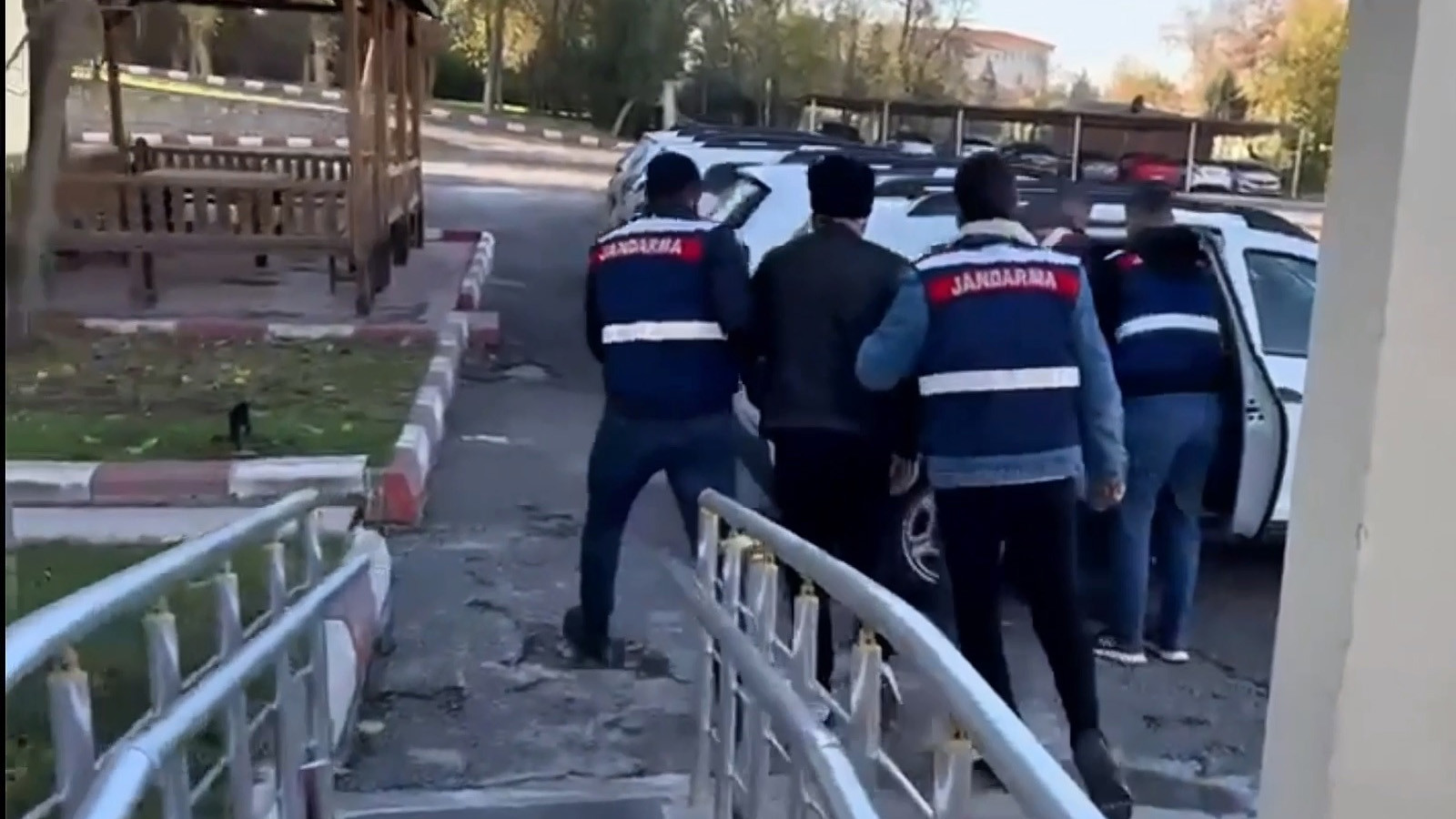 2 ilde uyuşturucu tacirlerine büyük darbe: 445 şüpheli yakalandı