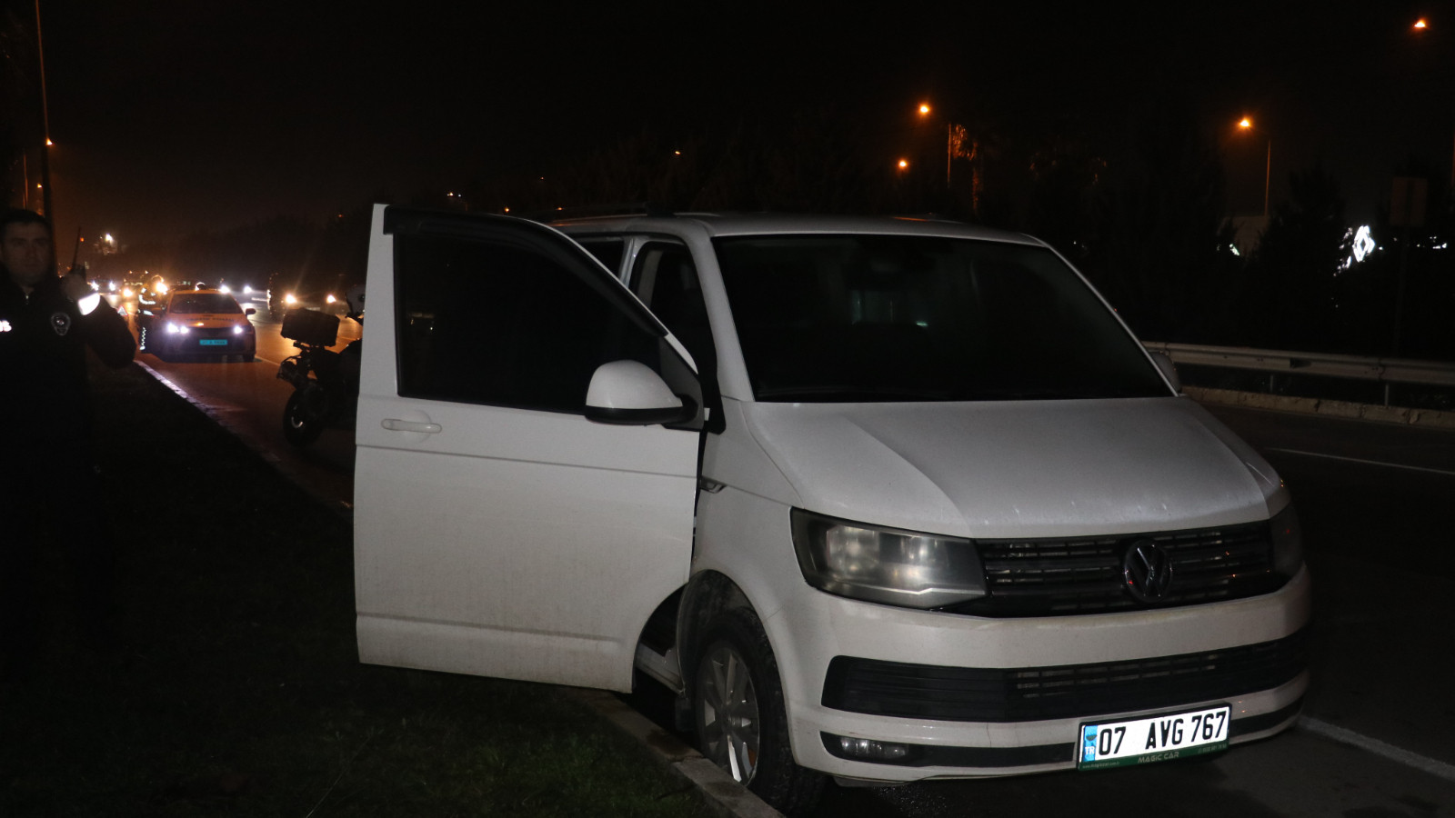 Antalya'da park halinde duran minibüste ölü bulundu