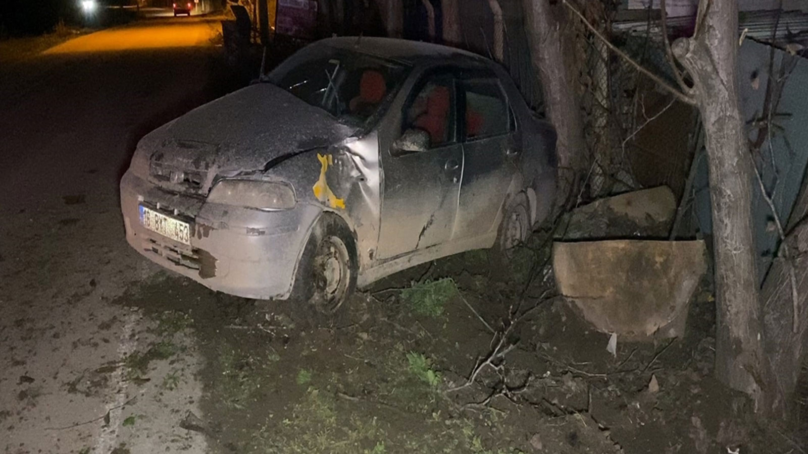 Bursa'da kontrolden çıkan otomobil ağaca çarptı: Çok sayıda yaralı var