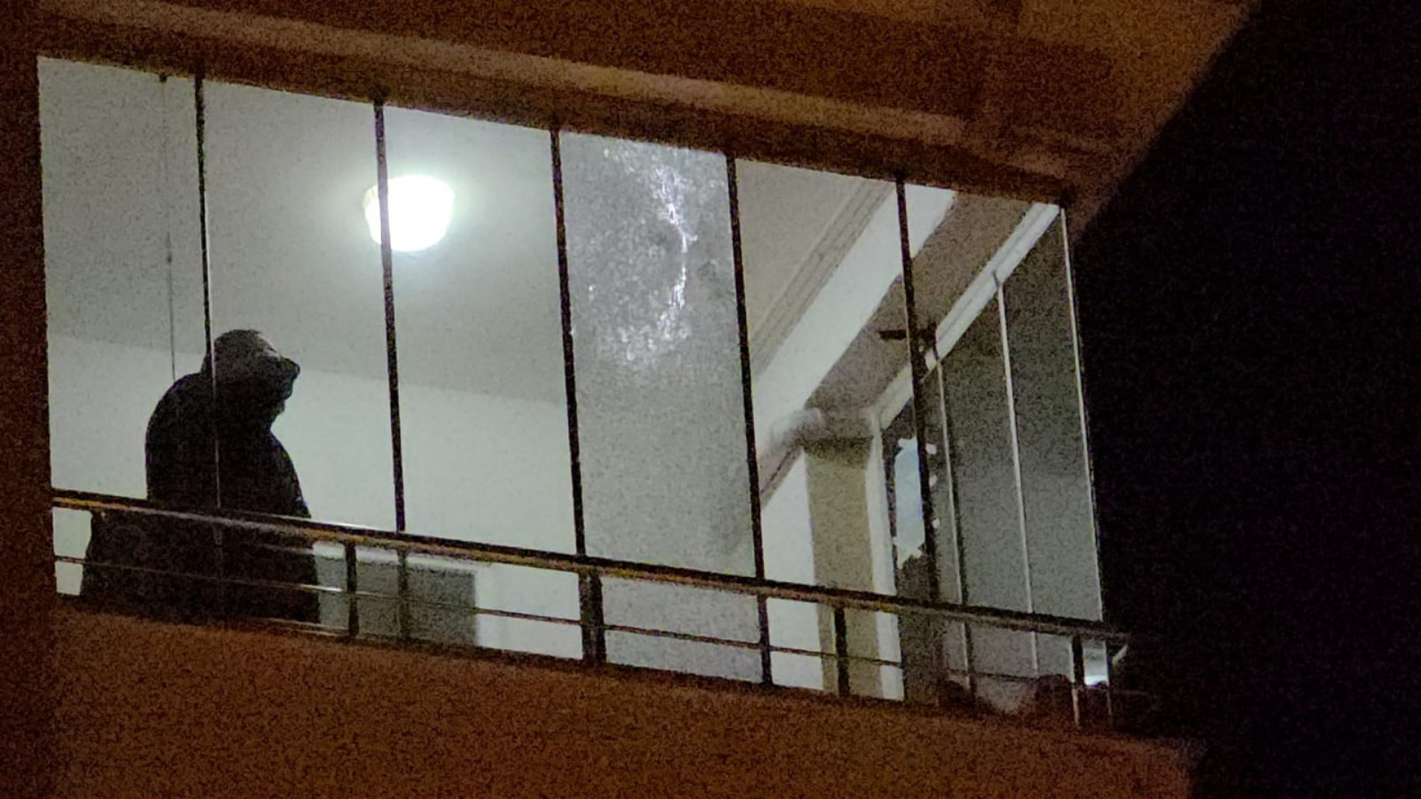 Çorum'da 5. kattaki dairenin balkonuna mermi isabet etti 