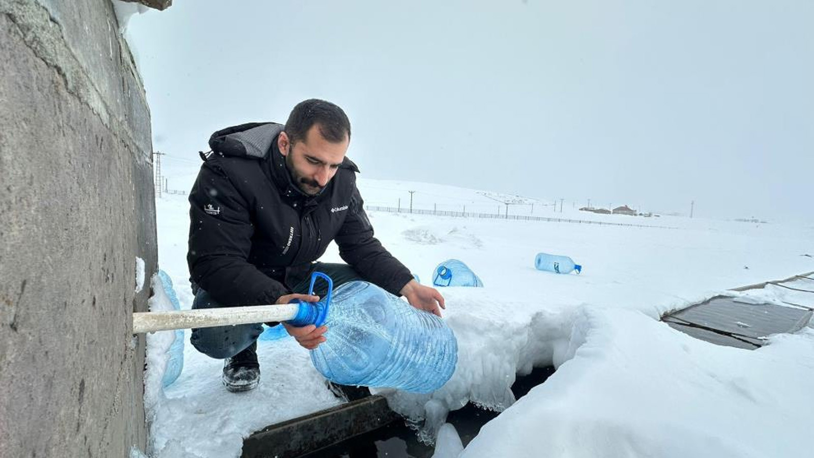 Erzurum'da dondurucu soğuk: Musluklardan su akmayınca bidonlarla çeşmeye koştular
