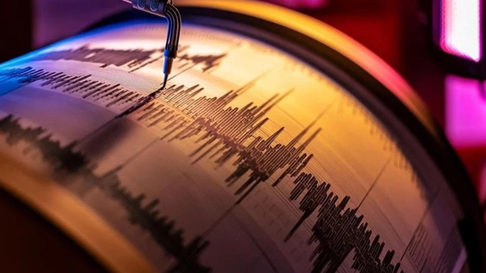 Filipinler'de art arda korkutan depremler!