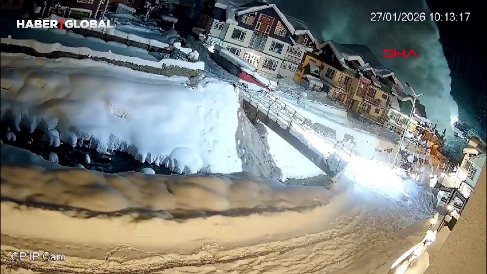 Hindistan'ın Cammu Keşmir bölgesinde çığ böyle düştü!