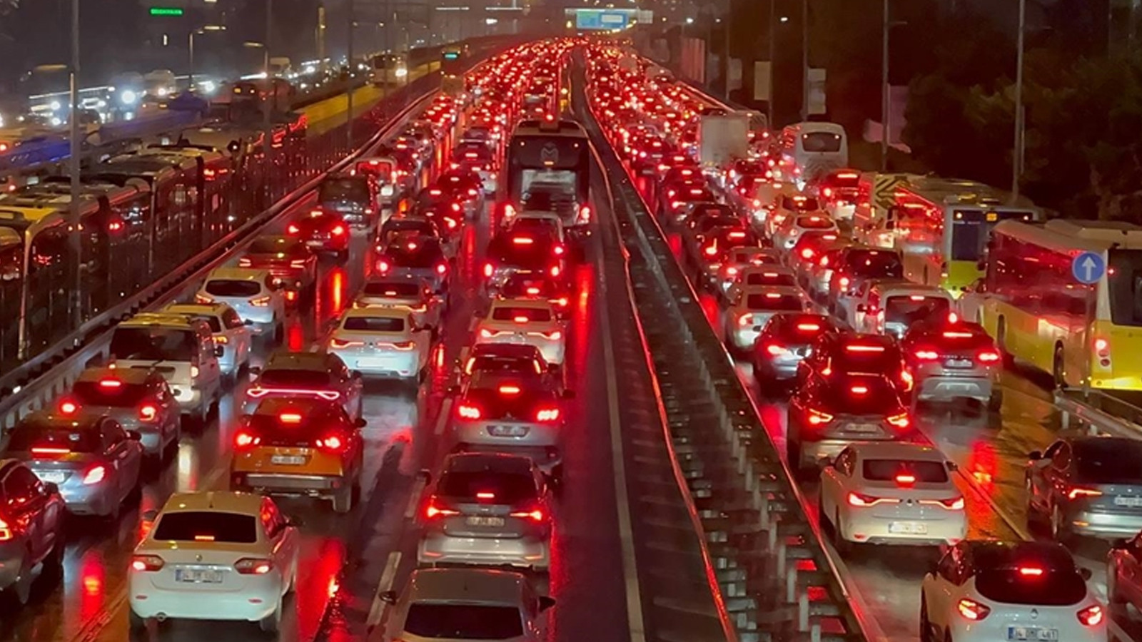 İstanbul'da trafik durma noktasına geldi