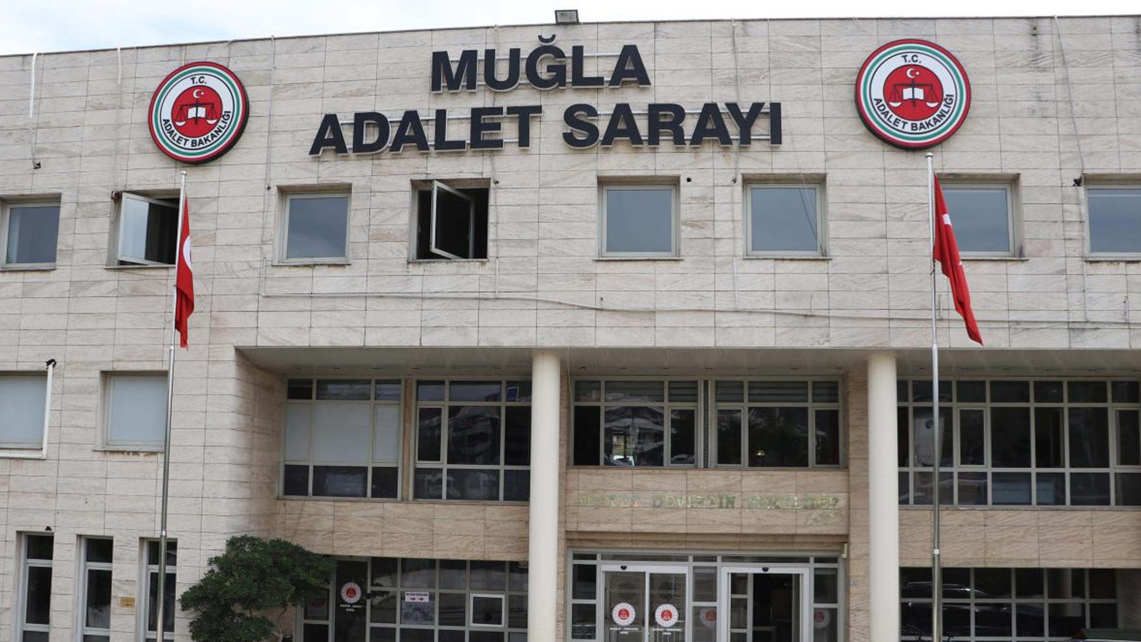 Kendisini polis olarak tanıttı, 68 yaşındaki kadını 2 milyon TL'ini aldı