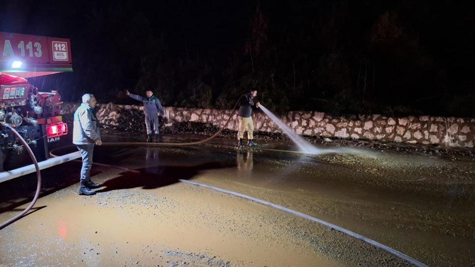 Marmaris'i sağanak yağış vurdu, araçlar suda mahsur kaldı