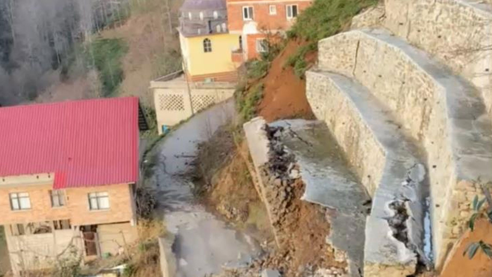 Rize’de heyelan: İstinat duvarı çöktü