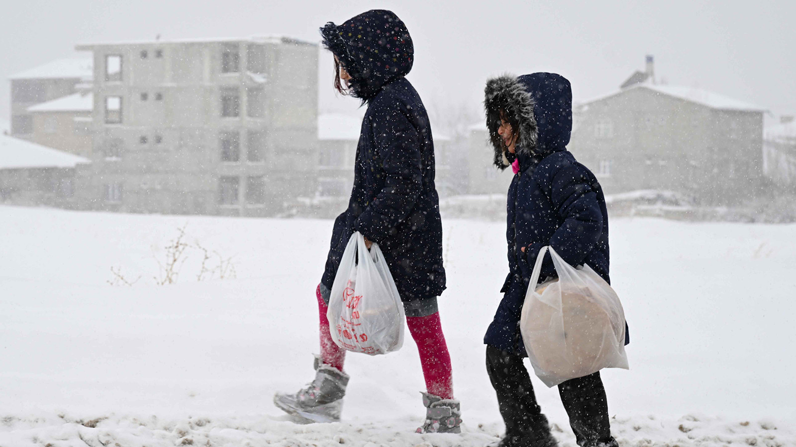 Soğuk ve yağışlı hava yurdu esir aldı! Kuvvetli kar beklenen iller açıklandı